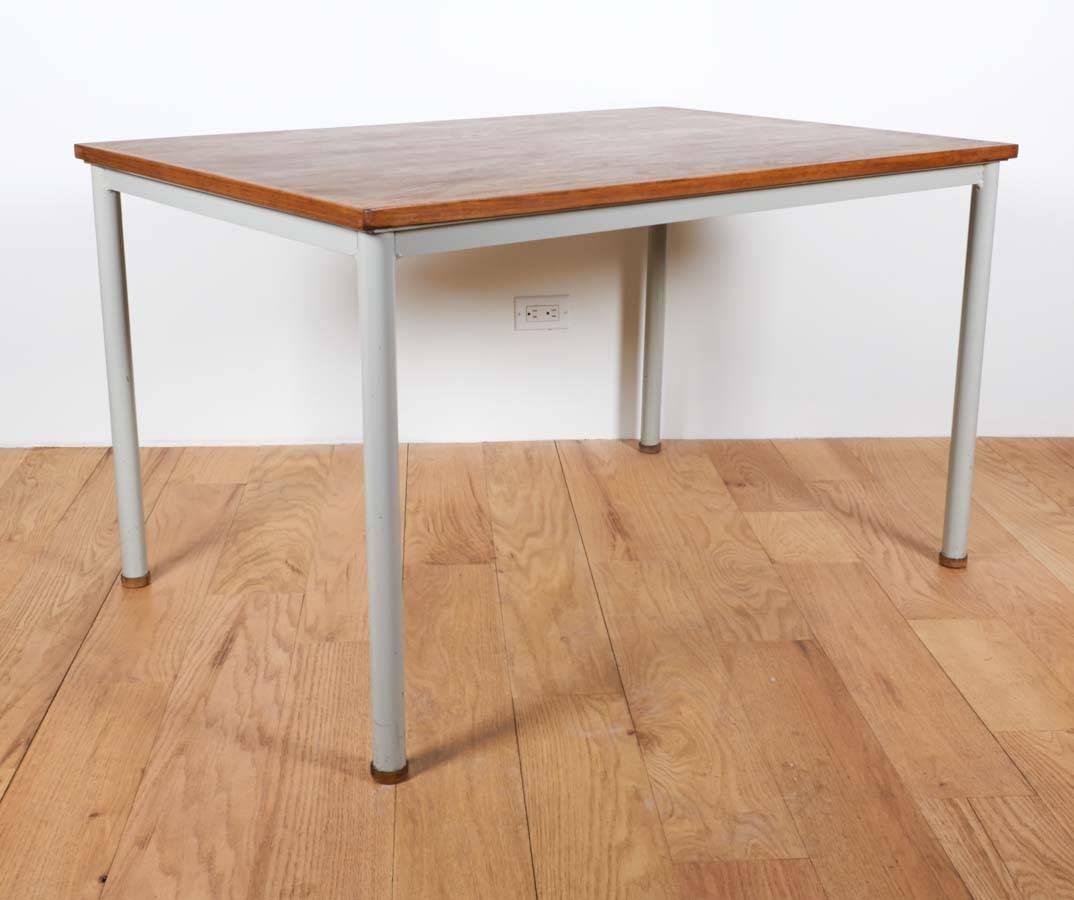 Le Corbusier Schreibtisch / Tisch (Bestickt) im Angebot