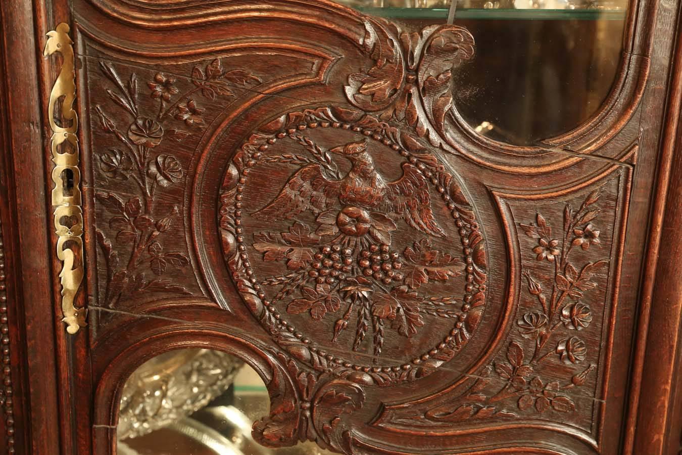 Louis XV Vitrine en bois sculpté française du 19ème siècle en vente