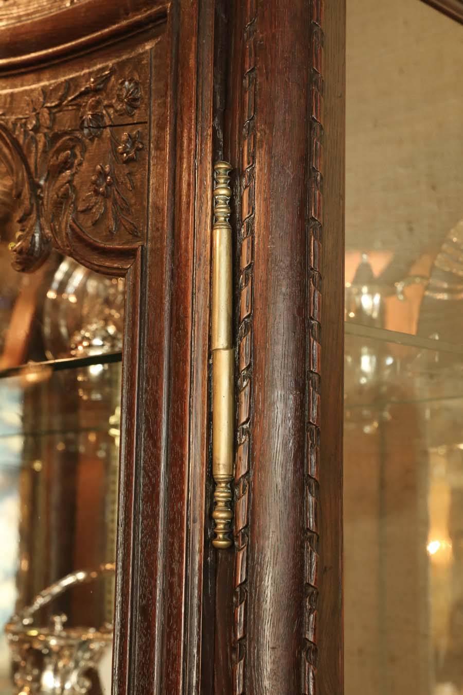 XIXe siècle Vitrine en bois sculpté française du 19ème siècle en vente