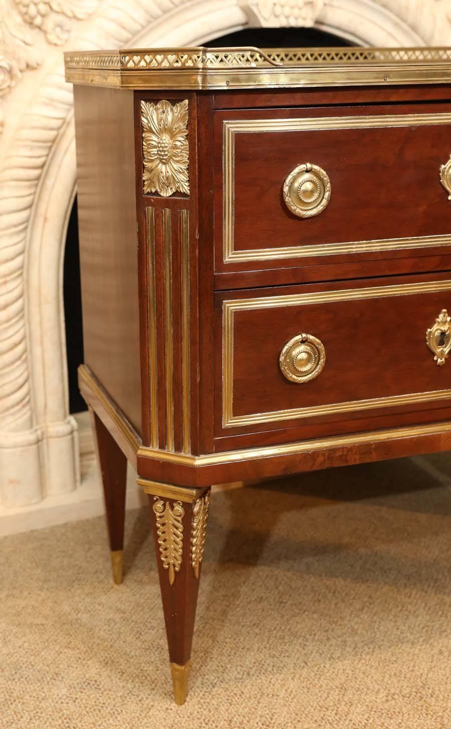 Russian Neoclassical-Style Mahogany and Marble-Top Commode In Excellent Condition In Houston, TX