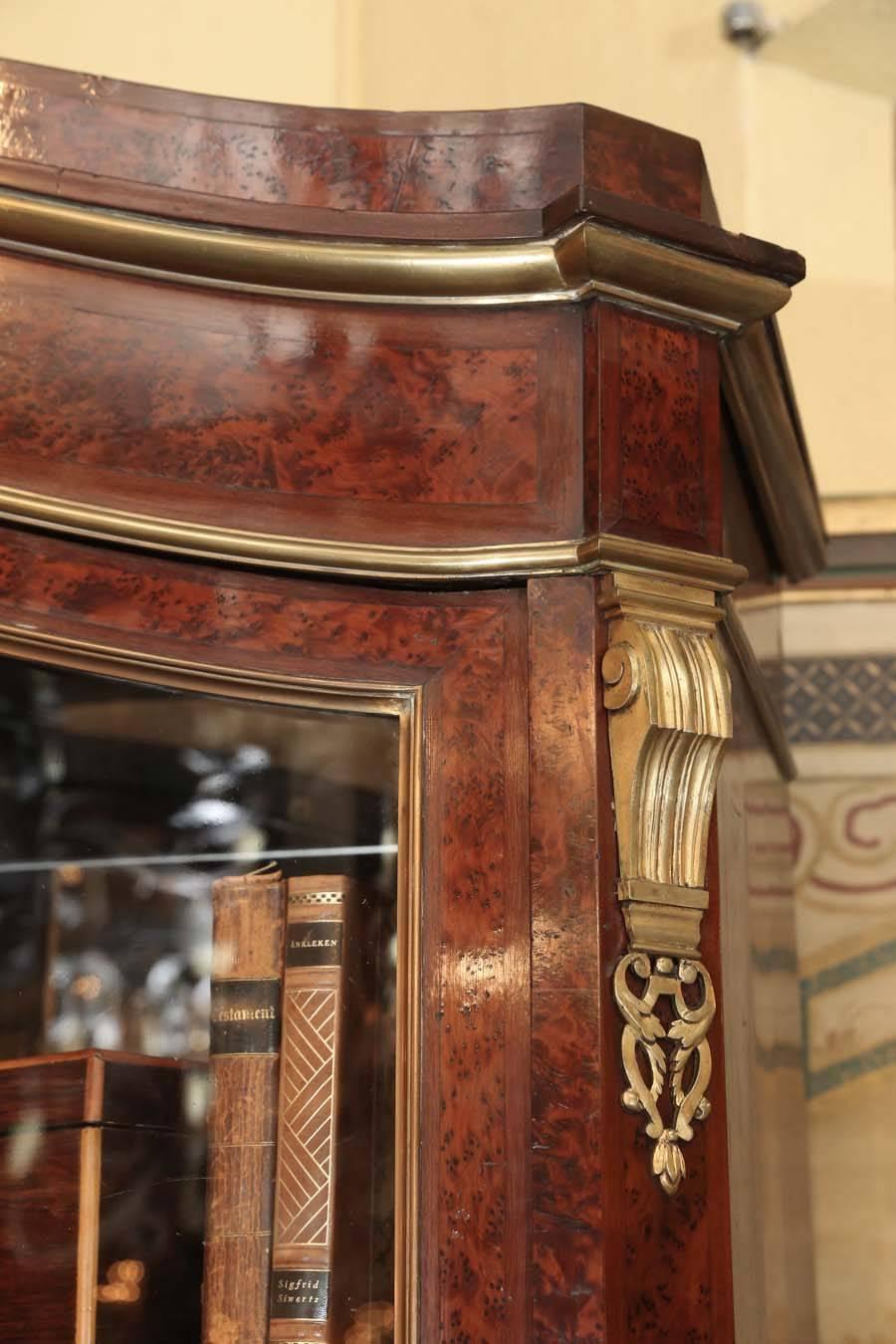 Legno Vetrinetta continentale del XIX secolo in legno d'amboyna, montata su bronzo in vendita