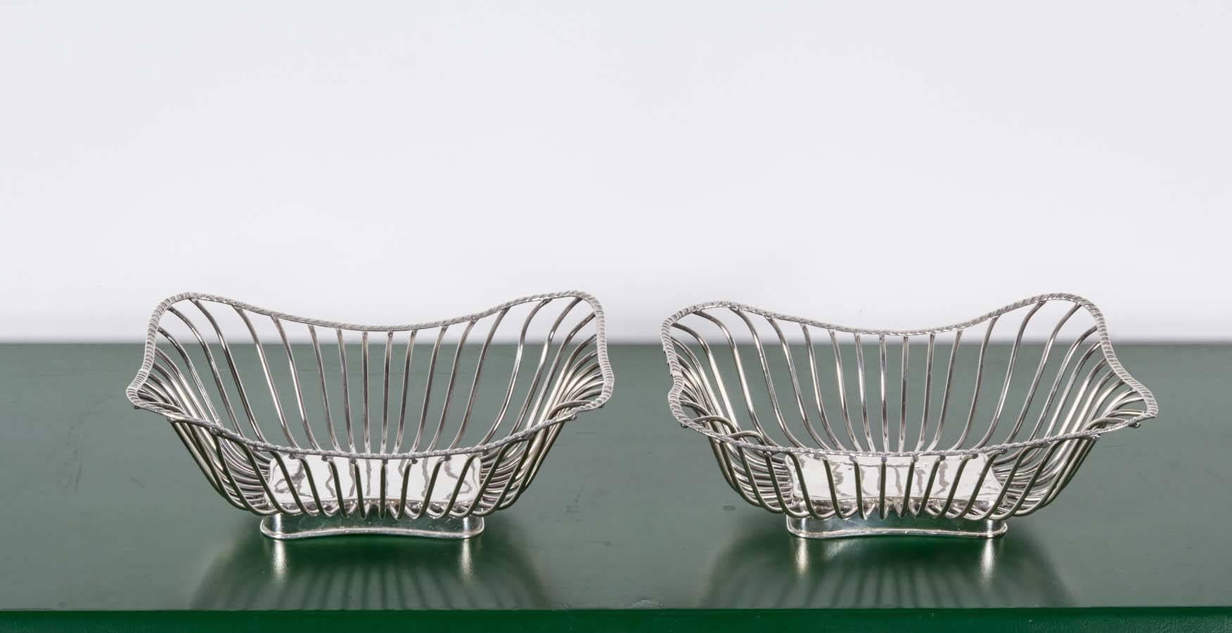 Pair of Italian Silver Plate Wire Baskets In Excellent Condition For Sale In New York, NY