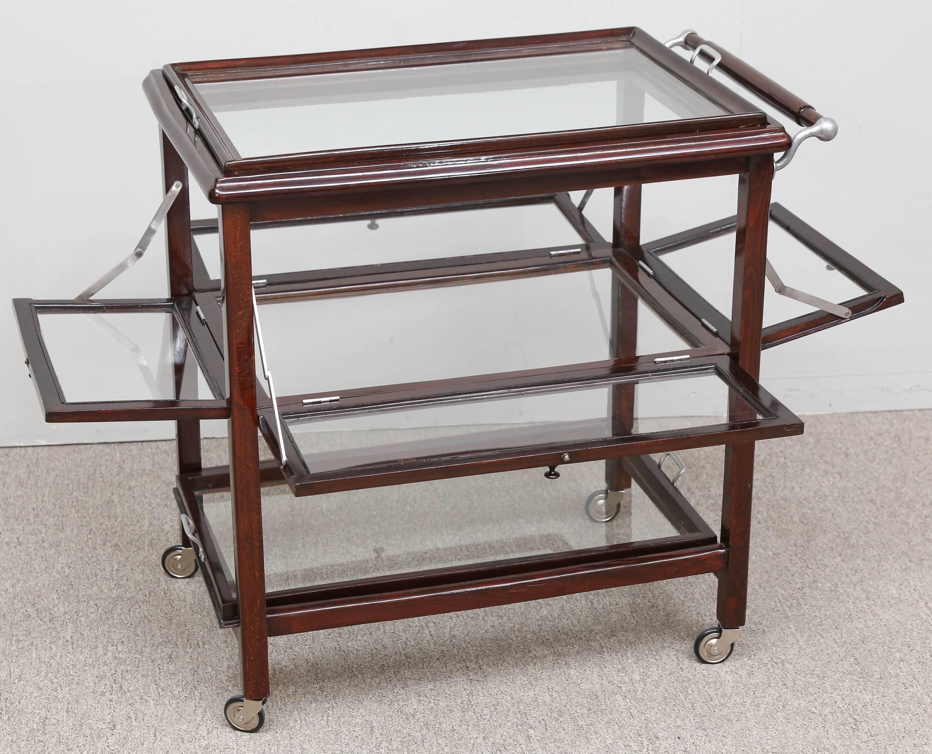 Spacious Walnut Bar/Chocolate Cart In Good Condition In Houston, TX