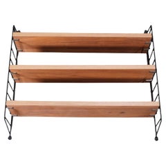 Scaffalatura in legno con tasca per corde