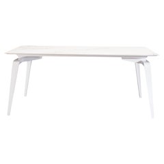 Tavolo da pranzo Ligne Roset Odessa con base laccata bianca di Mauro Lipparini