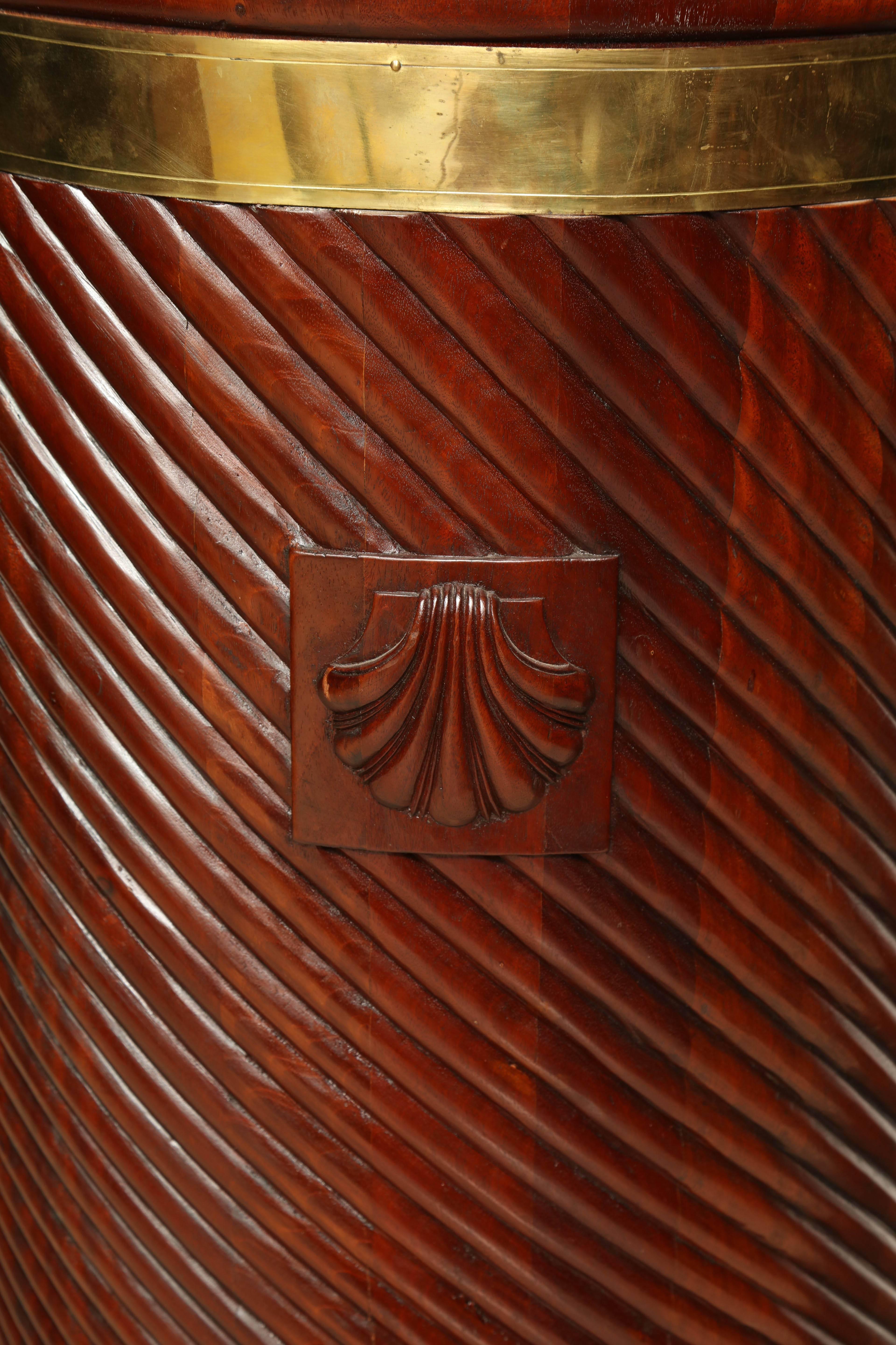 Großer irischer Torfkübel aus Mahagoni George III (Englisch) im Angebot