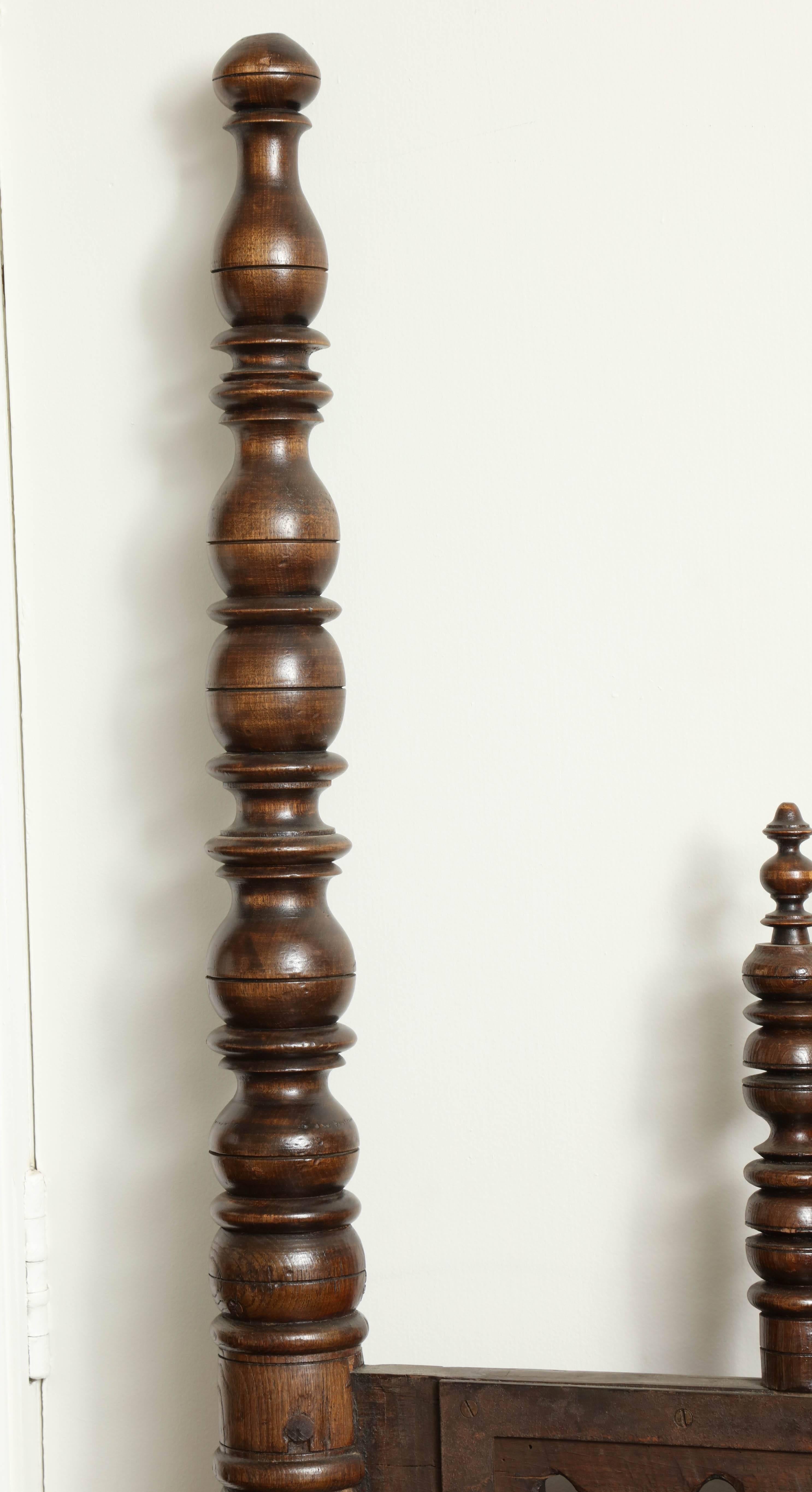 Portuguese 18th Century Mahogany Bed In Good Condition For Sale In New York, NY