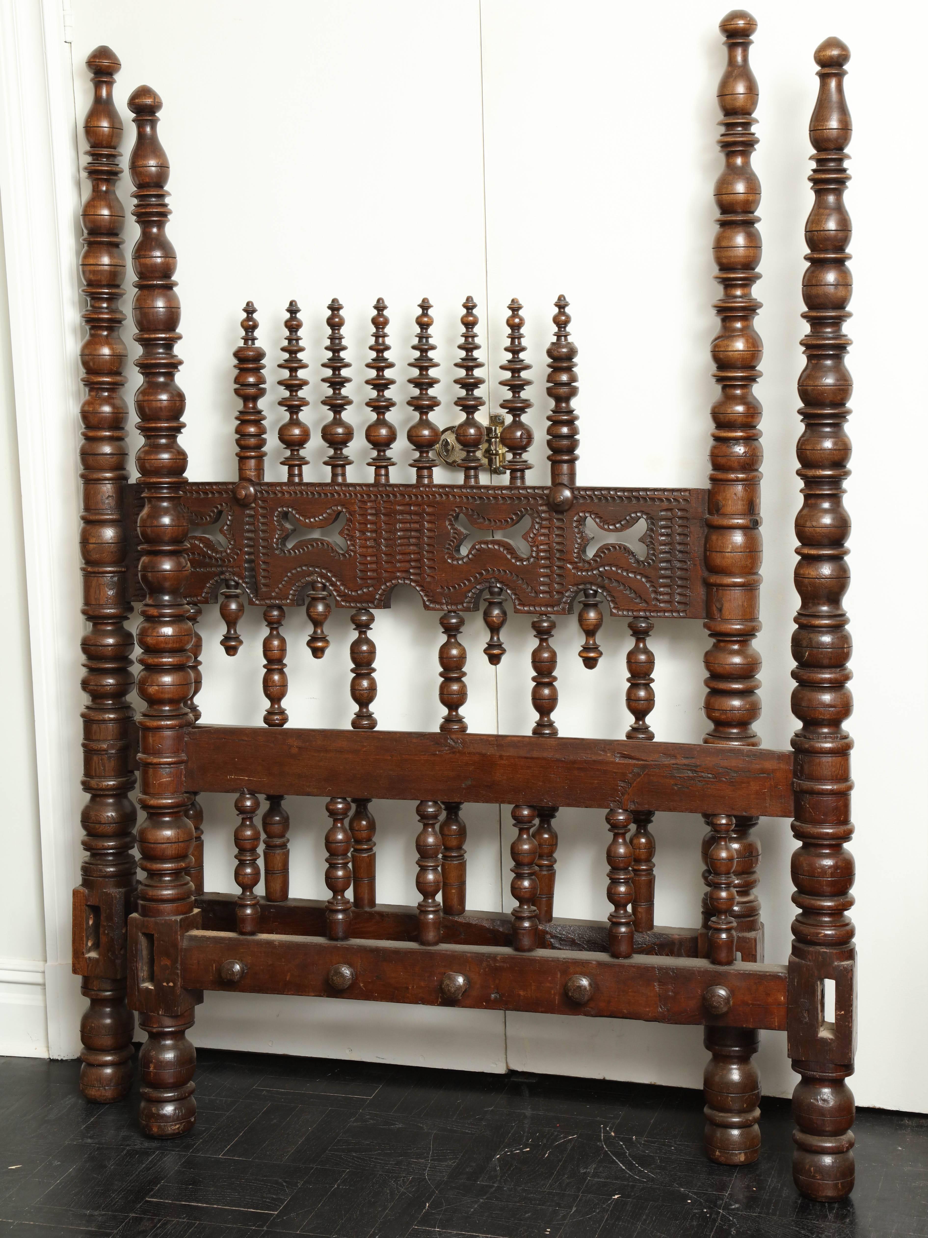 Portuguese 18th Century Mahogany Bed For Sale 3