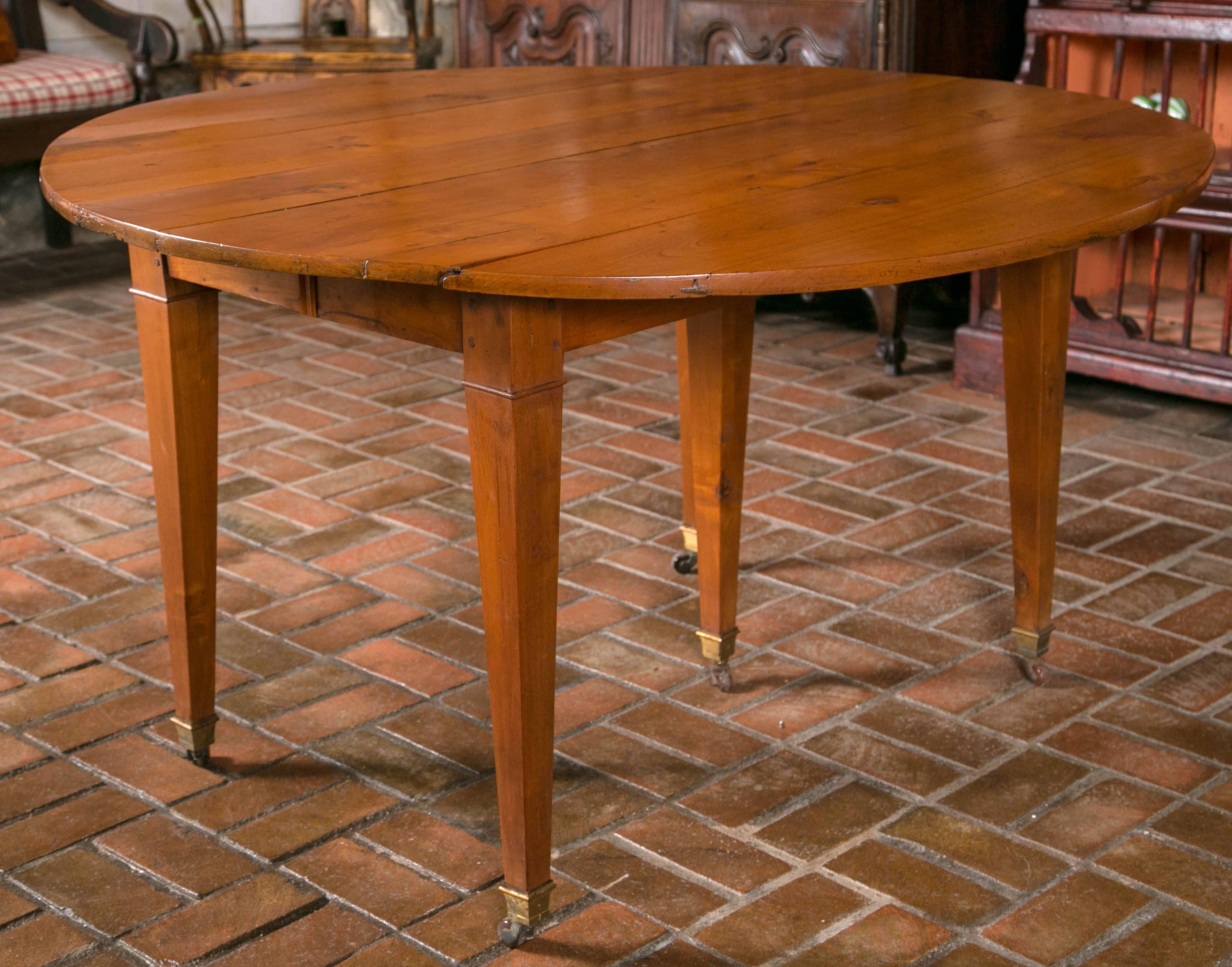 Late 19th Century French Dining Table In Excellent Condition For Sale In Woodbury, CT