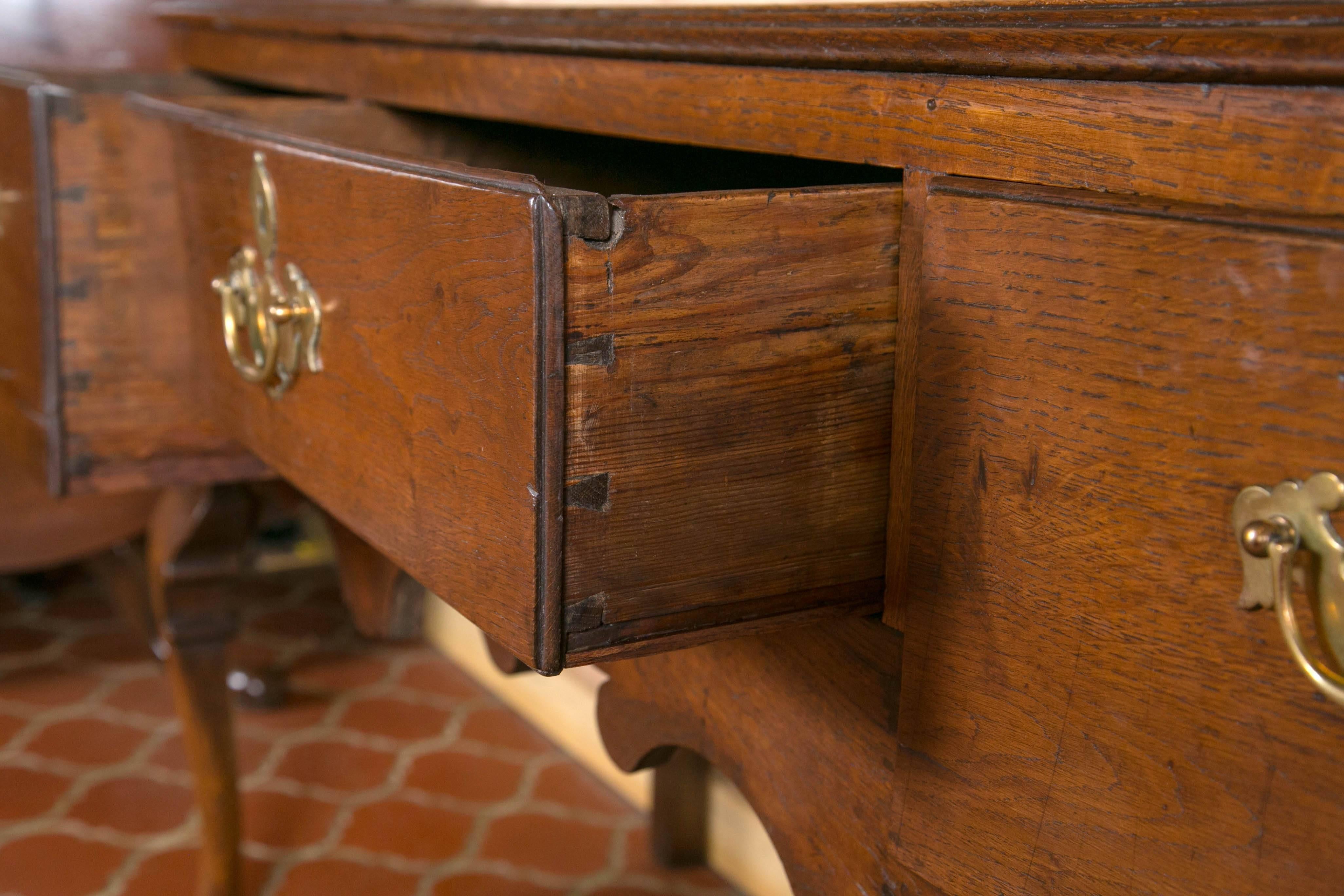 XVIIIe siècle et antérieur Serveur en chêne George III sur pieds cabriole en vente