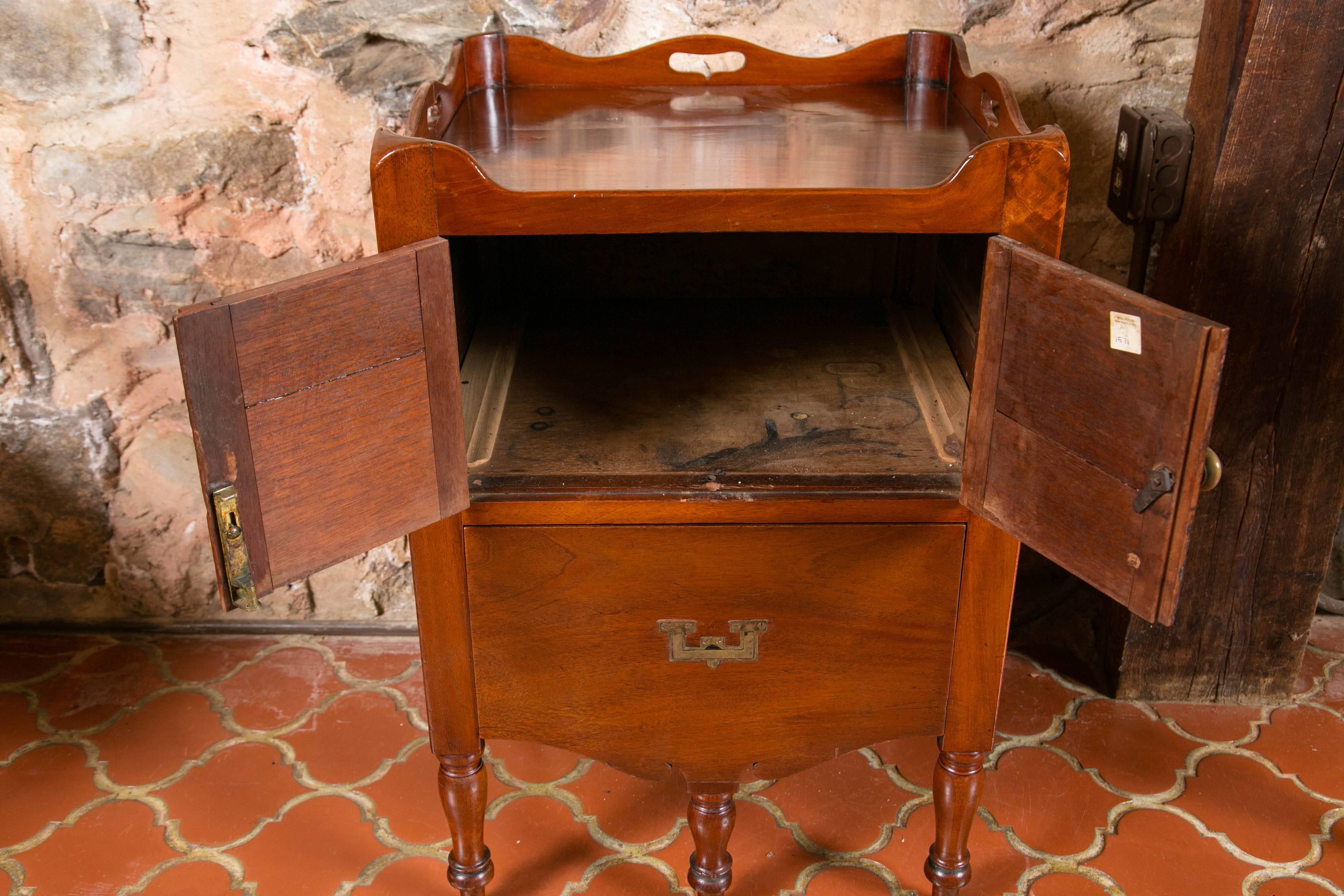 English 19th Century Mahogany Commode In Excellent Condition In Woodbury, CT