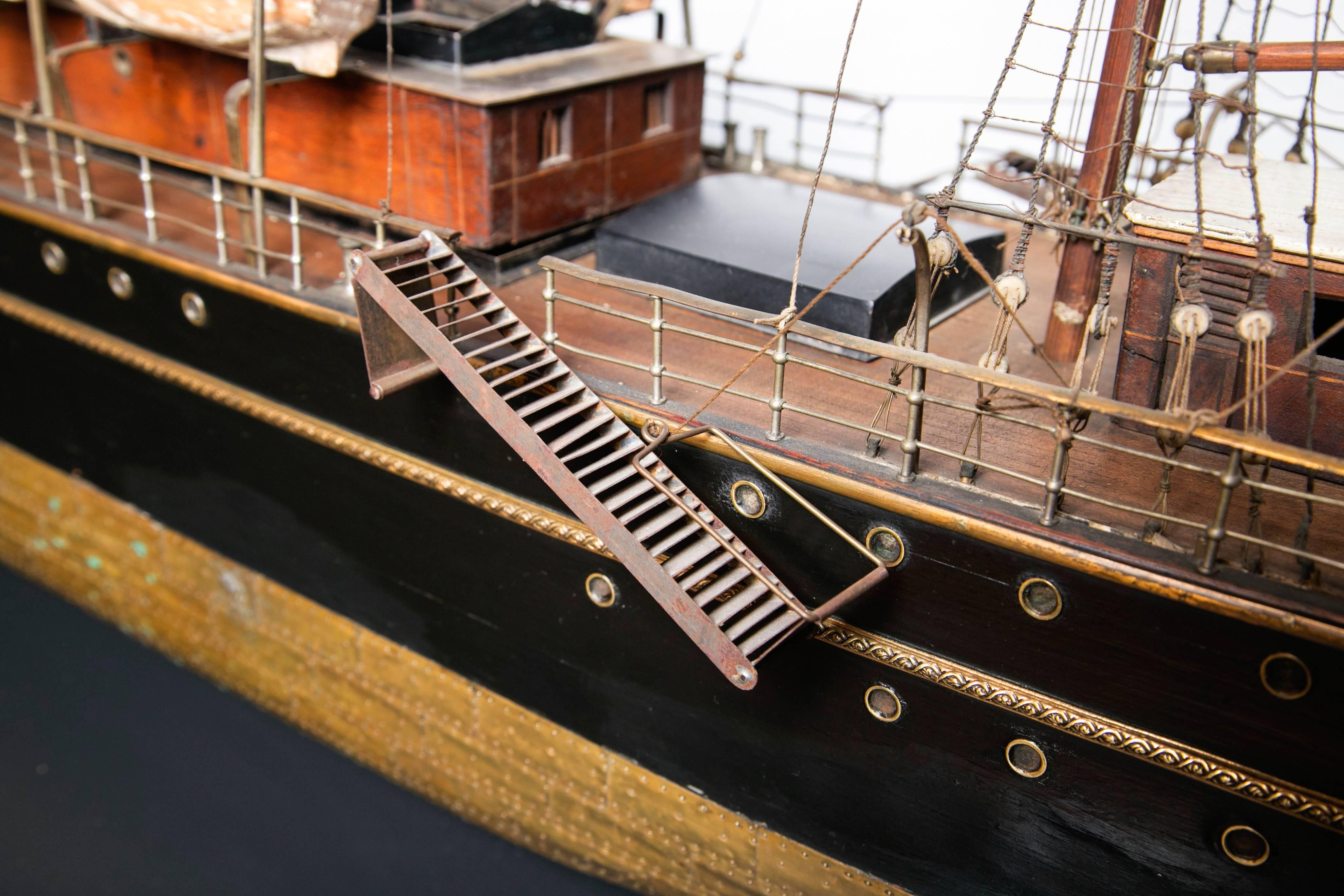 Late 19th Century Working Steam Model of a Passenger Freighter In Excellent Condition In Woodbury, CT