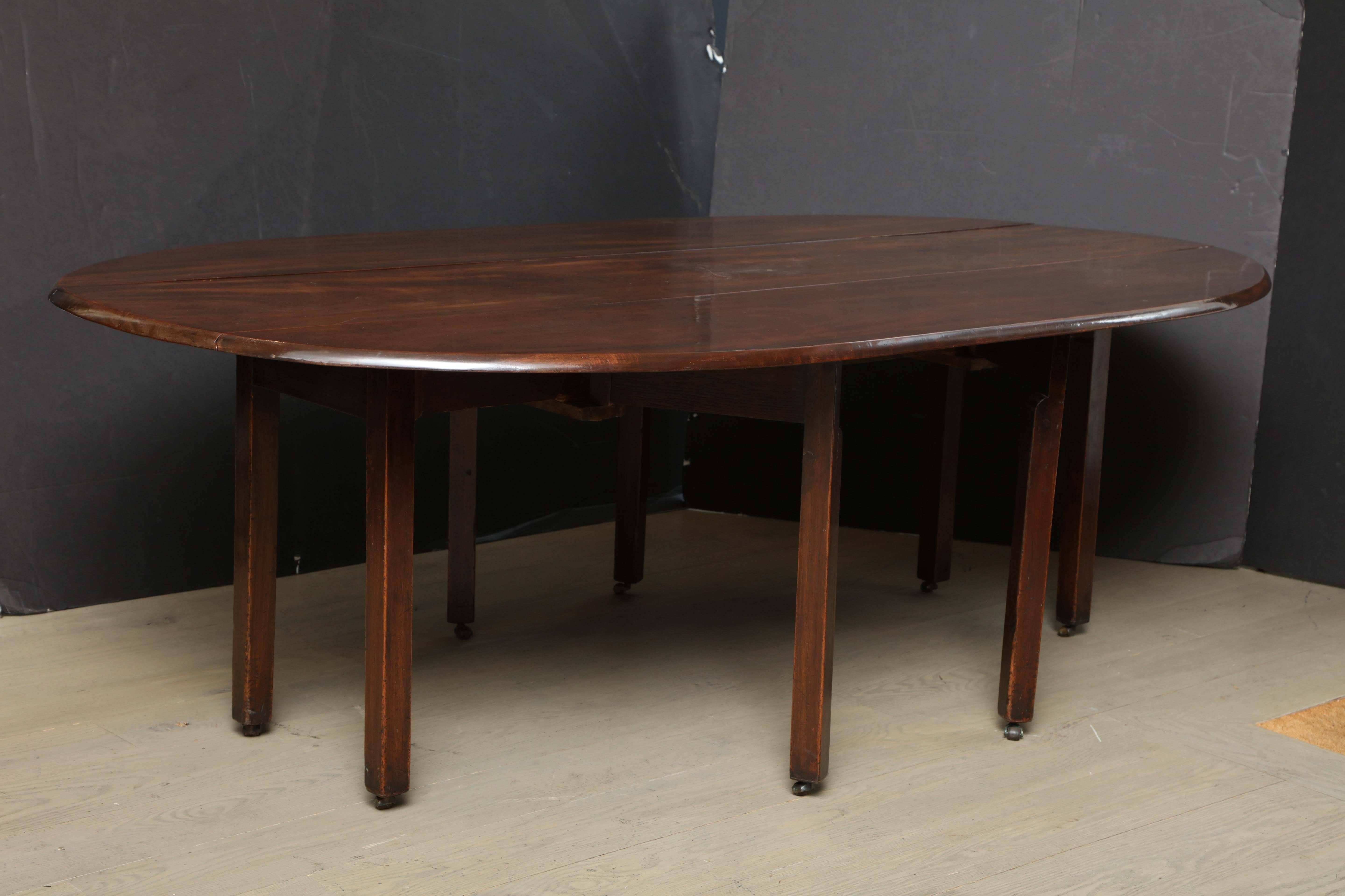 George III Mahogany Gate-Leg Hunt Table In Excellent Condition For Sale In Long Island City, NY