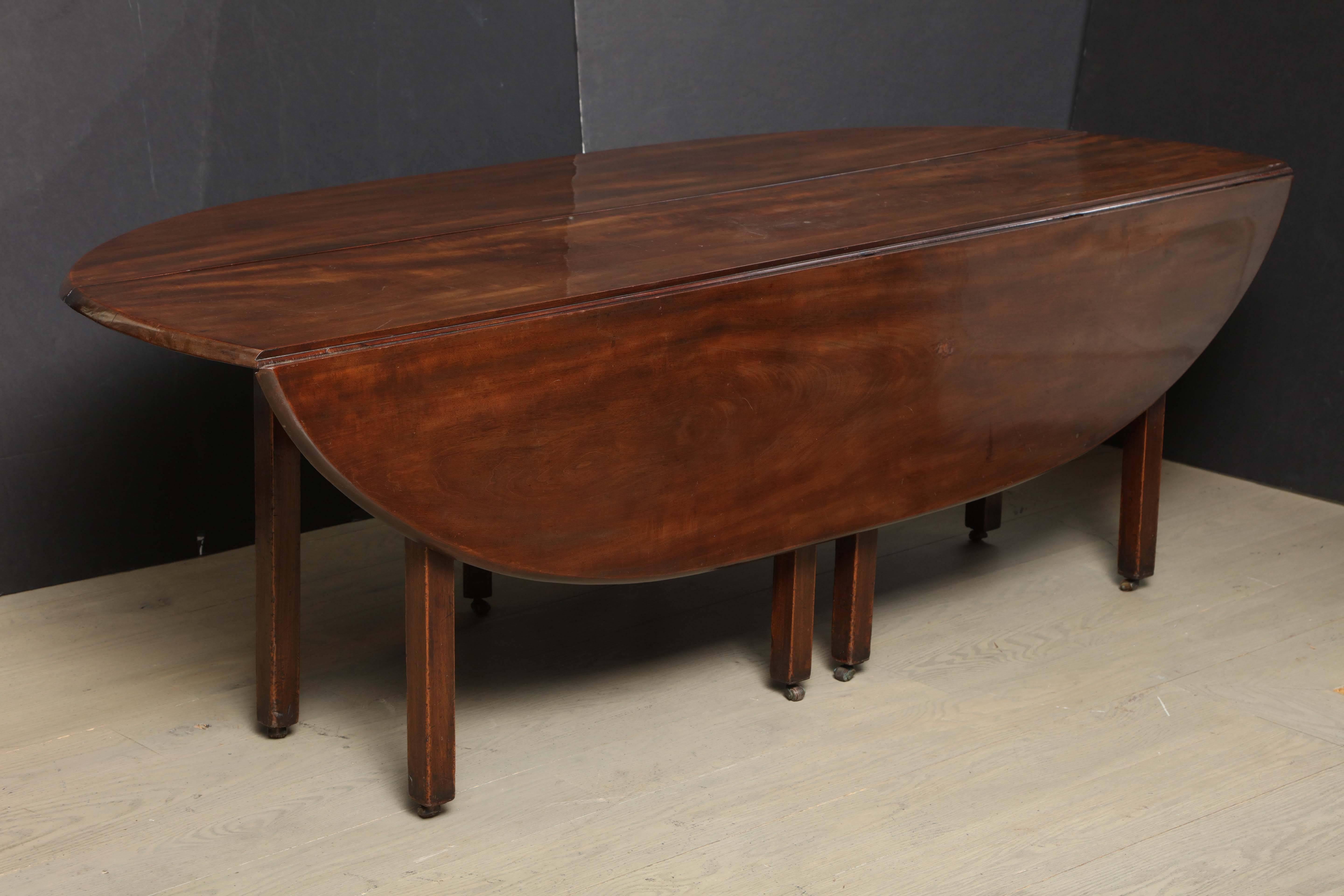 George III Mahogany Gate-Leg Hunt Table For Sale 2