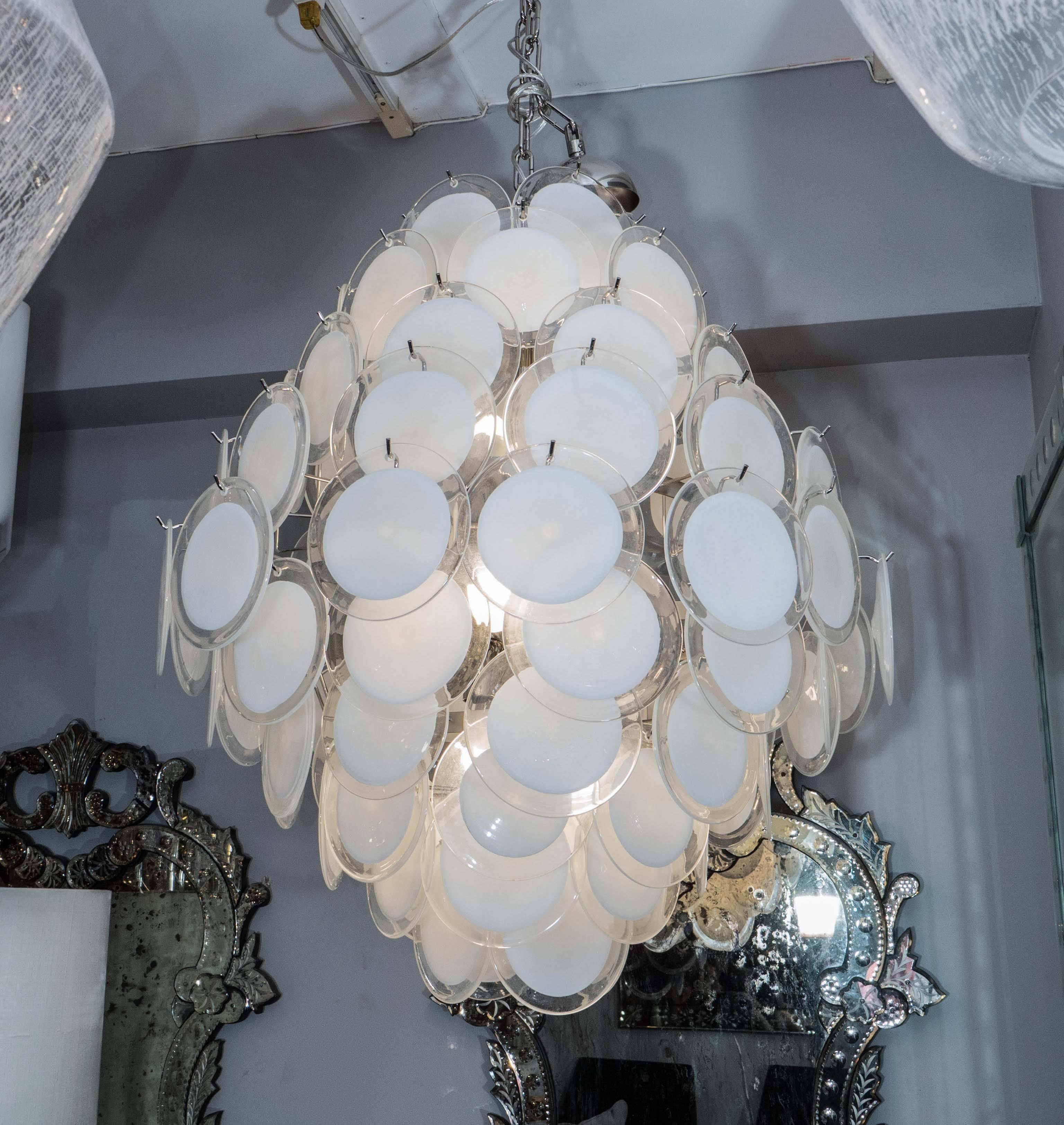 Lustre à disques en verre blanc de Murano en forme de double cône, réalisé sur mesure. La personnalisation est possible dans différentes tailles, finitions et couleurs de verre.
