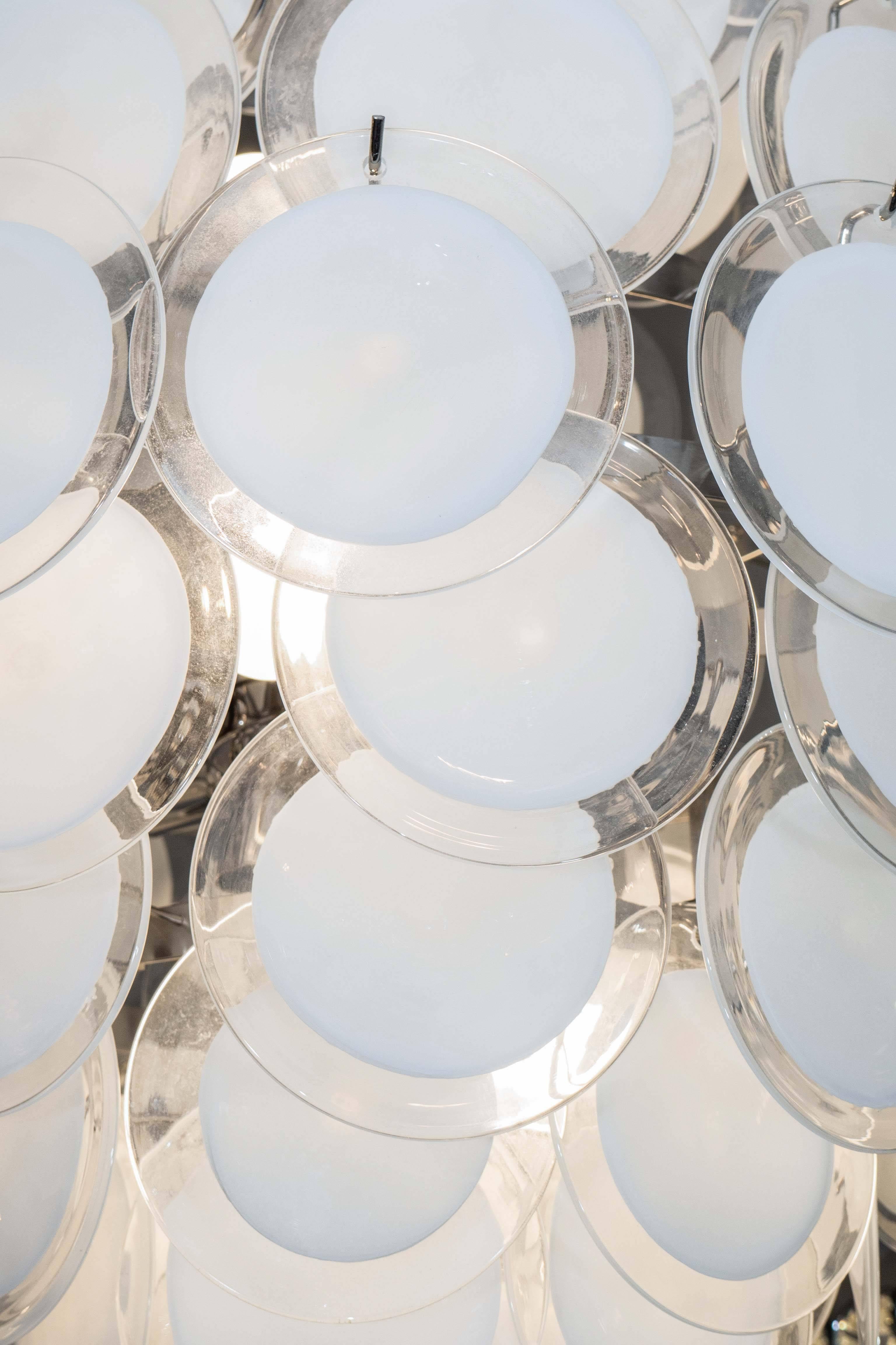 Moderne Lustre à disques en verre de Murano blanc en forme de double cône en vente