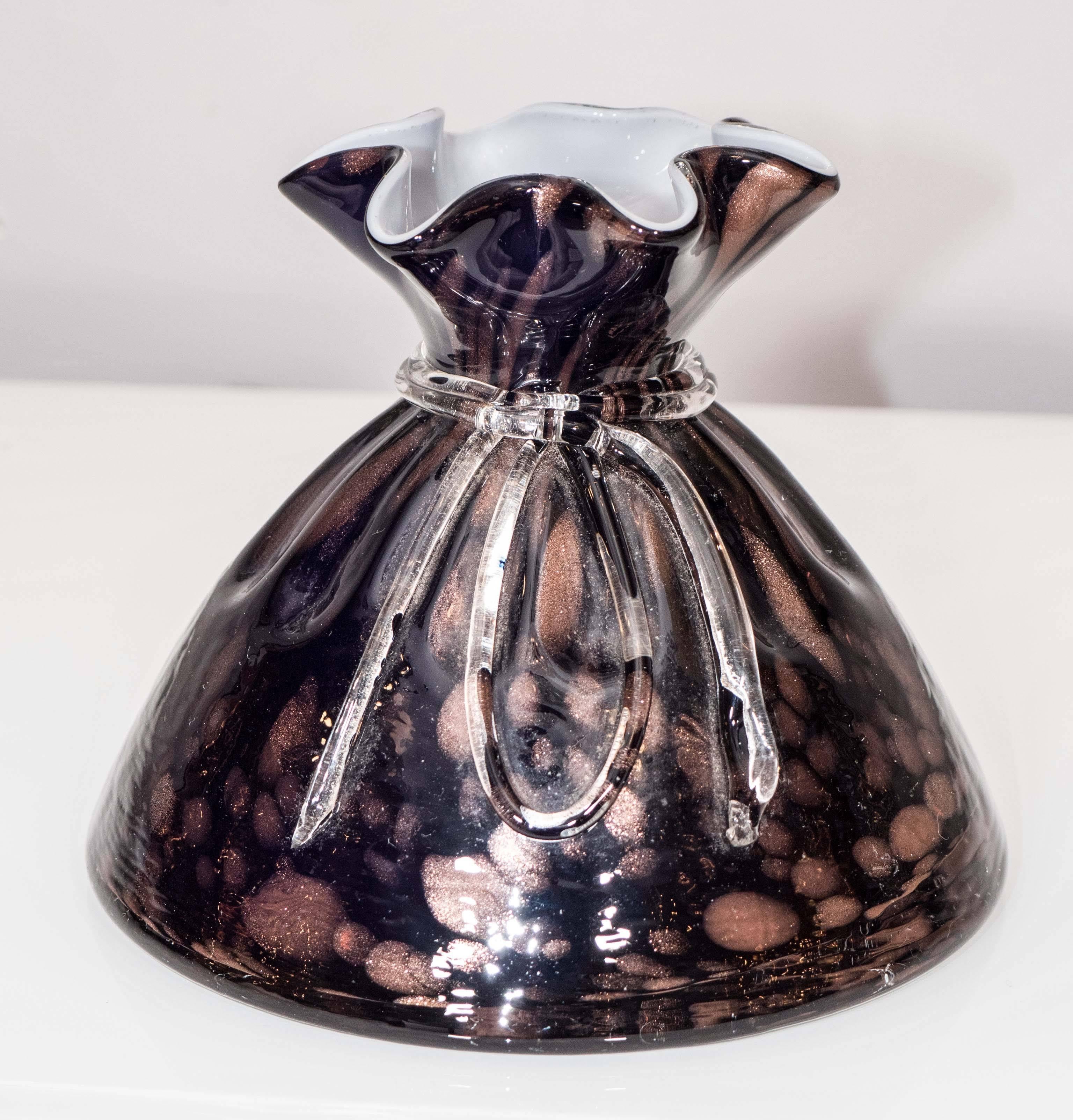 Vaso in vetro di Murano nero e bronzo. Un grazioso oggetto decorativo a forma di sacco con cravatta.