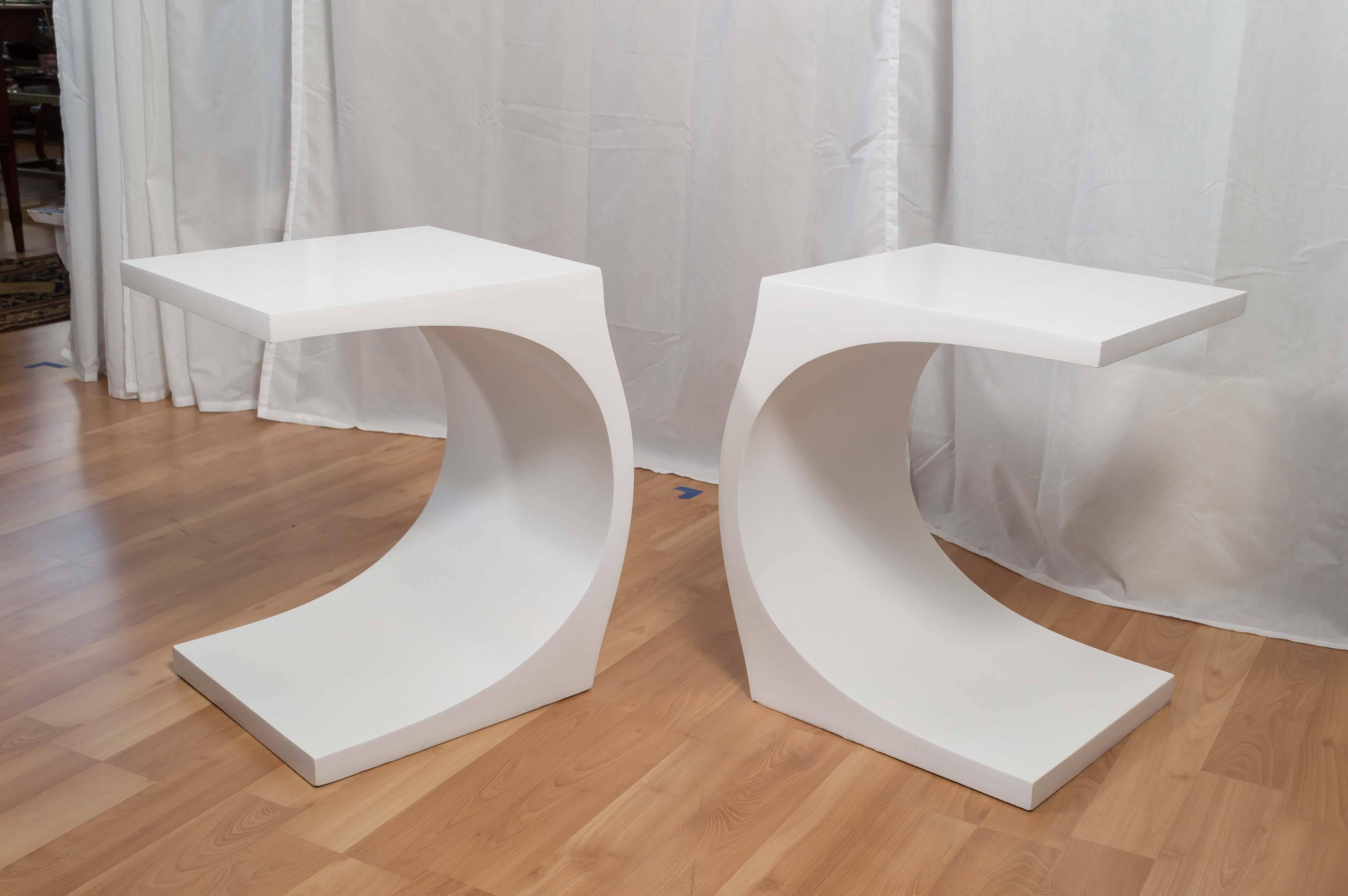 Pair of Mod Modeline Curvaceous Cantilevered End Tables In Excellent Condition In San Francisco, CA