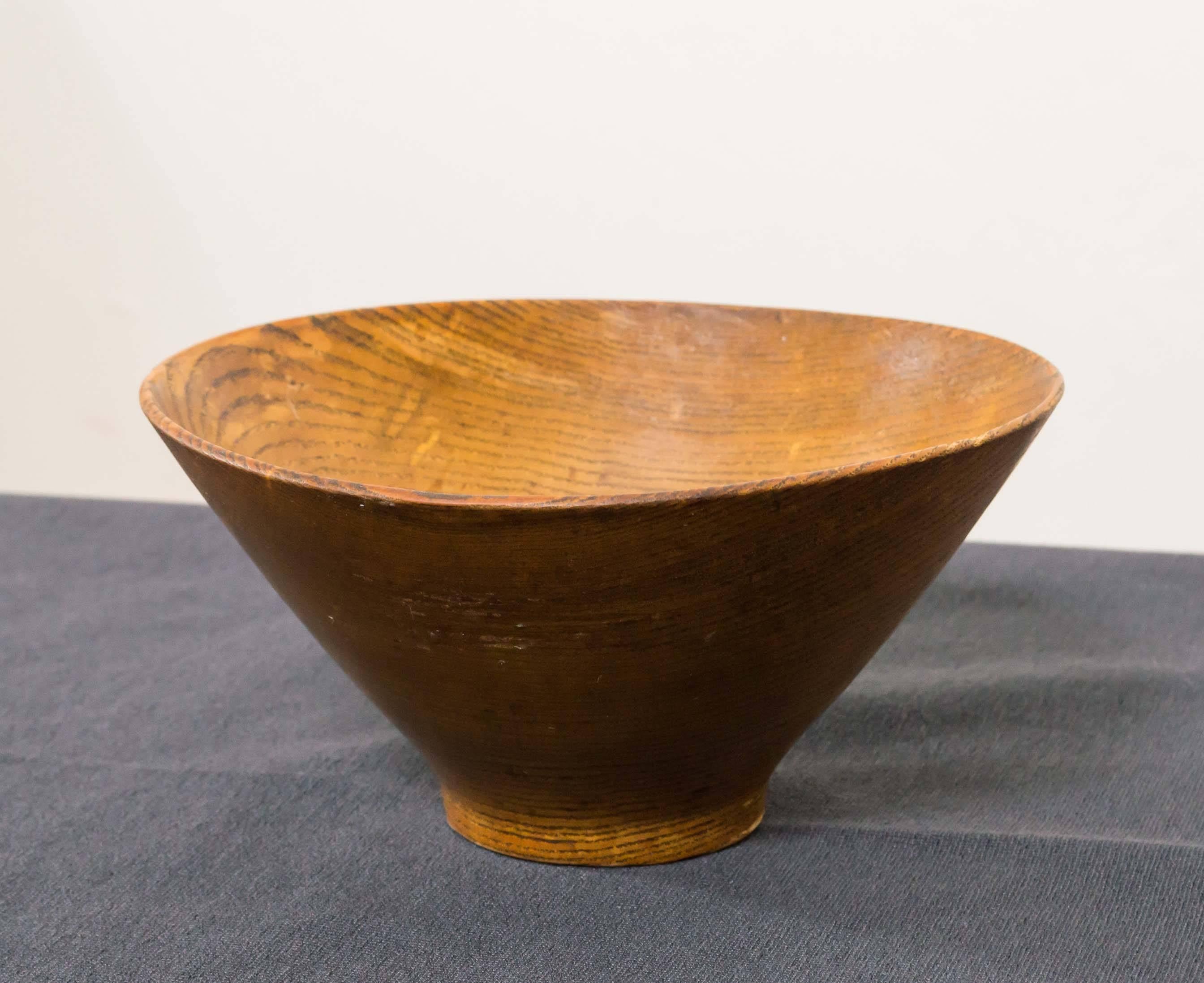 A very collectible turned wood bowl in ash by influential and internationally-renowned American artist Bob Stocksdale (b. 1913 -2003).

This piece exemplifies the best of Mr. Stocksdale’s exacting yet organic artistry. To underscore its studied
