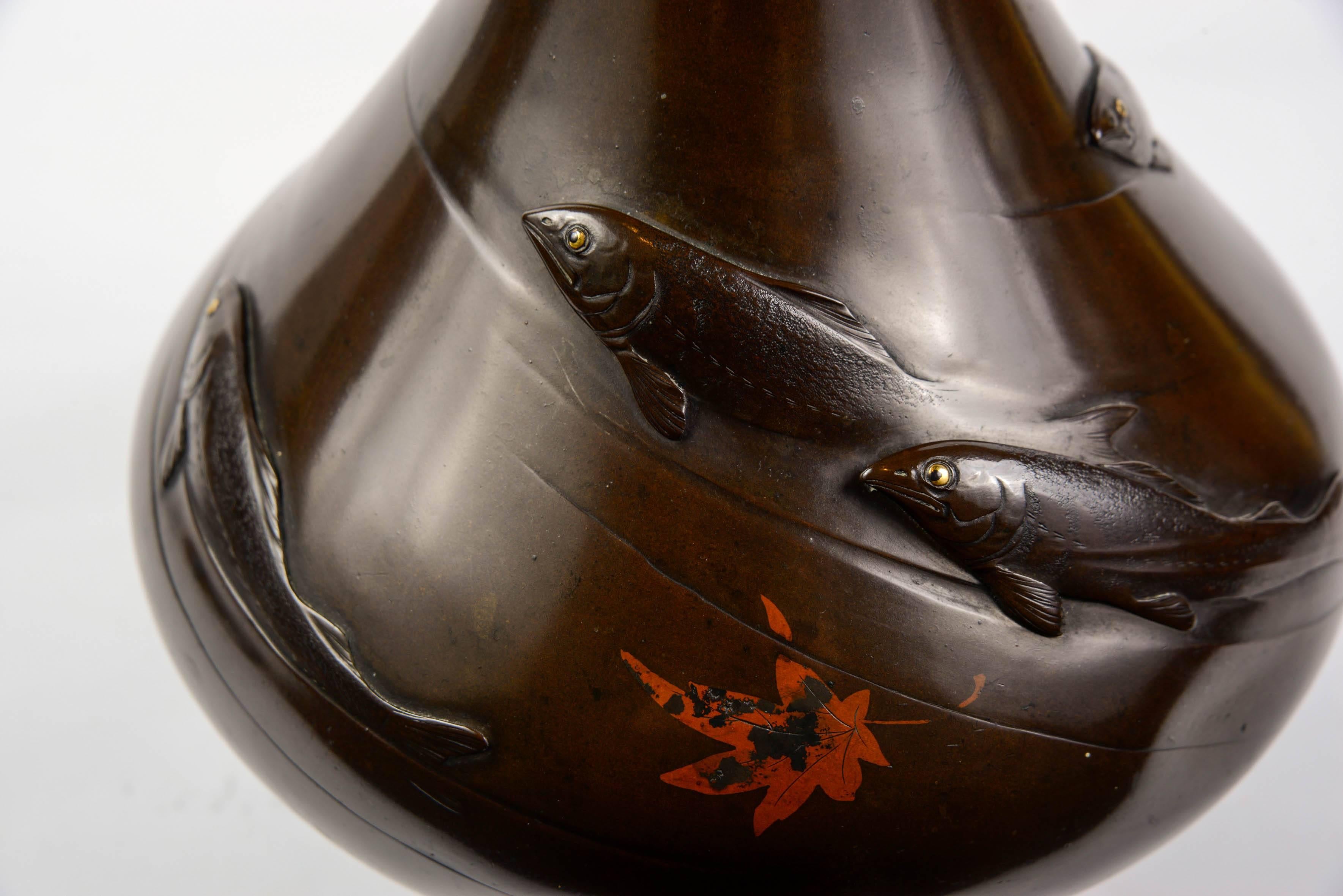 Bronze vase decorated with embossed decor of carps swimming in the stream. The eyes of the fish are shakudo.
Beautiful patina (light shock on one side.)
Signature.

Japan - Meiji (1868-1912.)
Height 37 cm, diameter 25 cm.