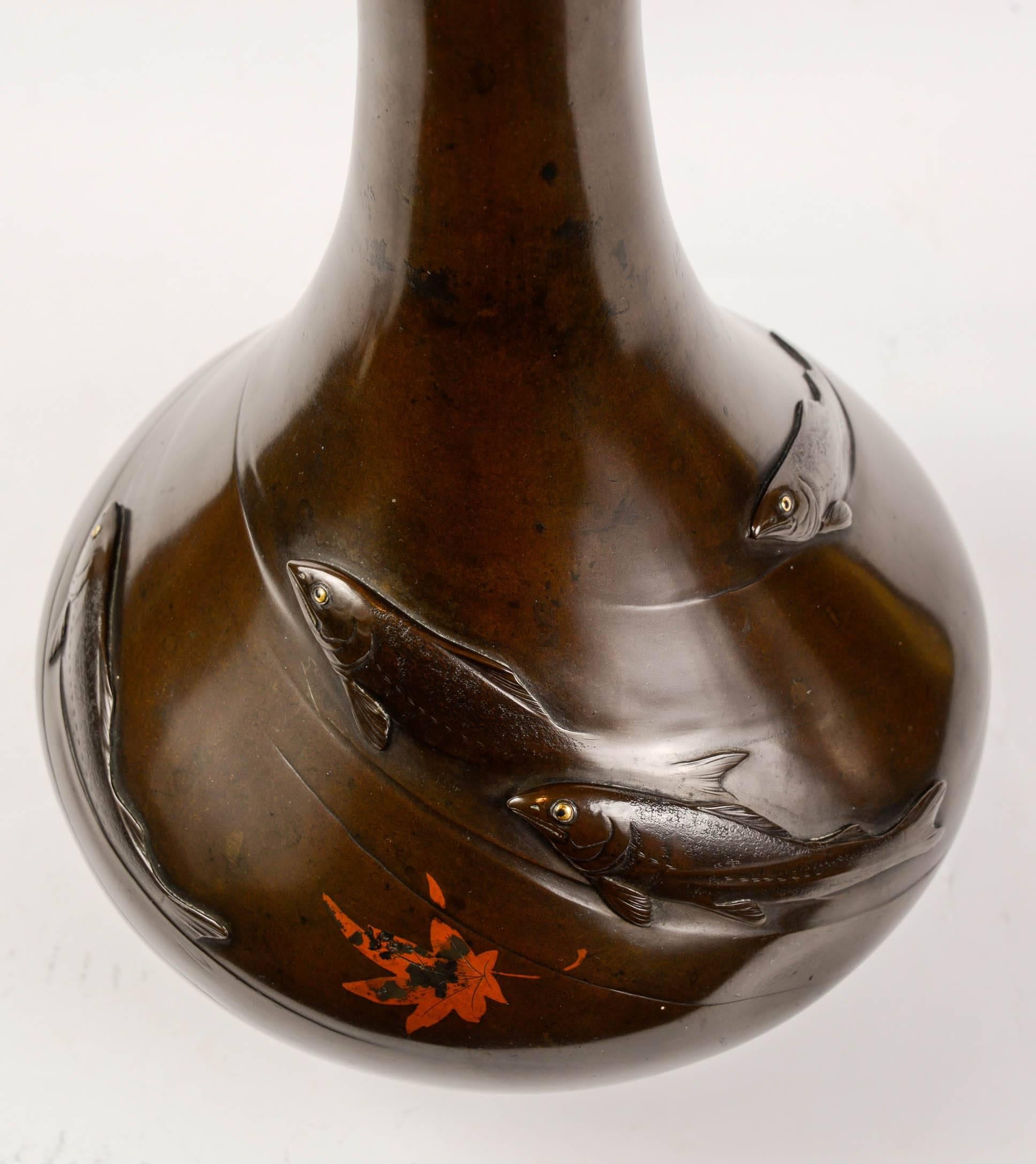 19 th Meiji Bronze Vase with Koï Fish For Sale 4