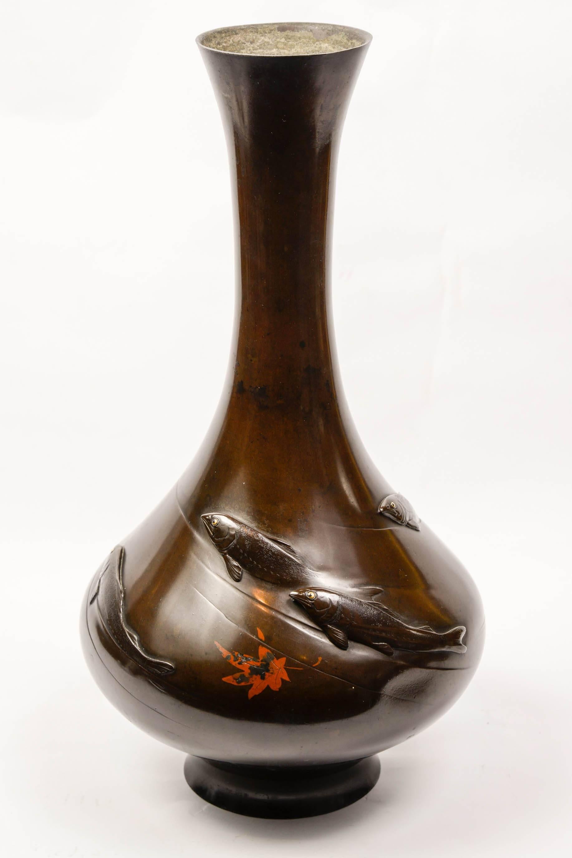 19 th Meiji Bronze Vase with Koï Fish For Sale 5