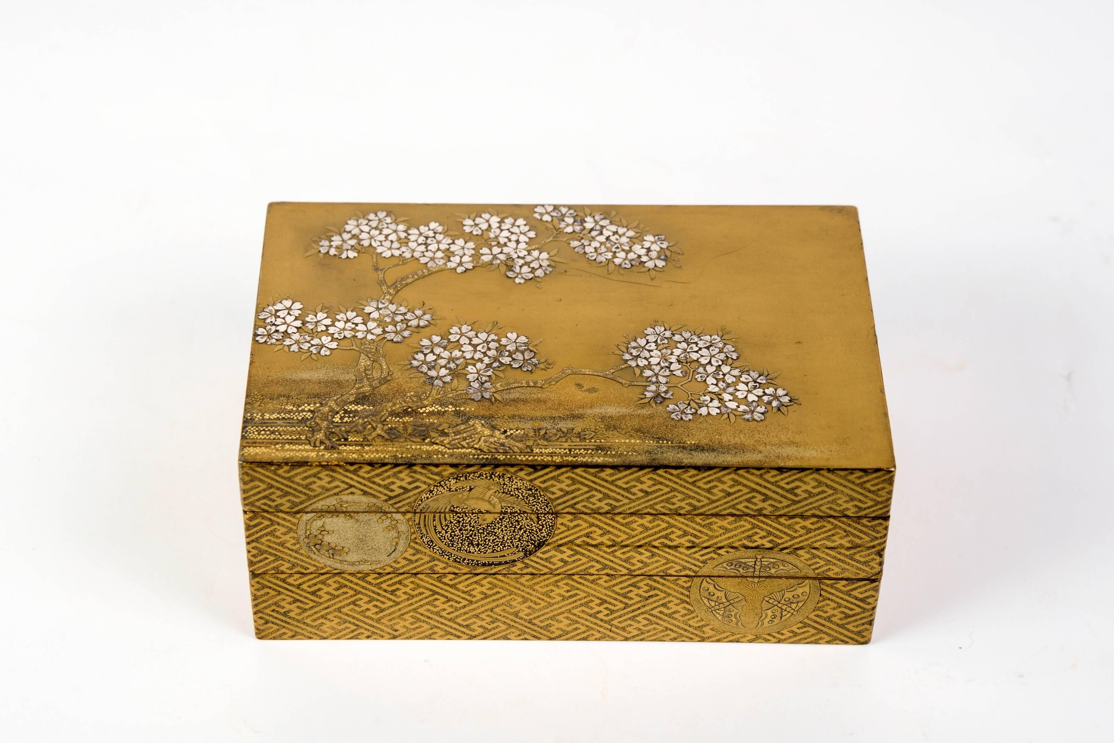 Edo Gold Japanese Lacquer Kobako Box In Good Condition In Paris, FR