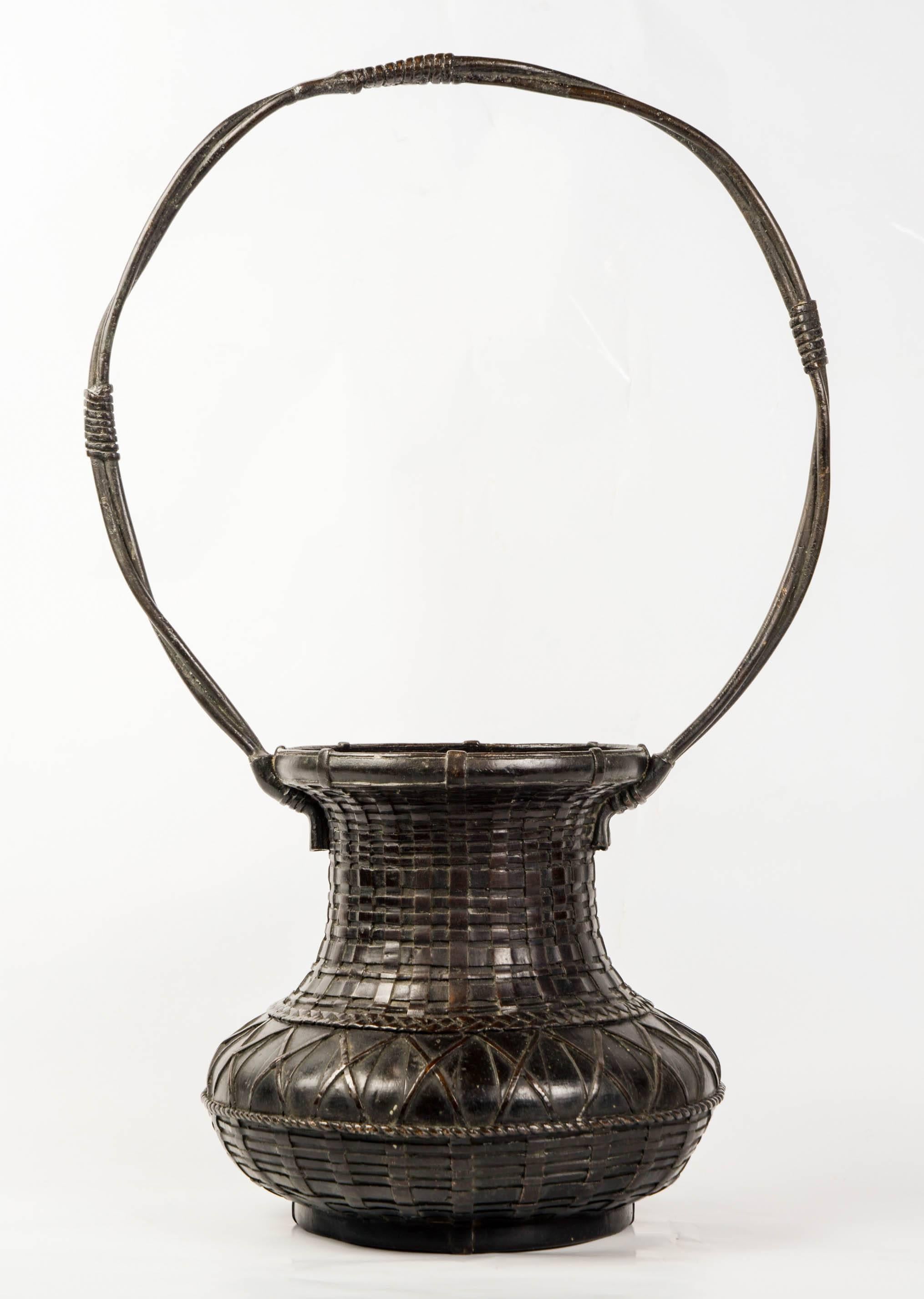 Bronze vase depicting a basketry.

Japon – Meiji (1868-1912).
Measures: Height 45 cm, diameter 23 cm. 

