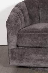 Chaise pivotante de Milo Baughman à dossier cannelé du milieu du siècle dernier en velours améthyste fumé