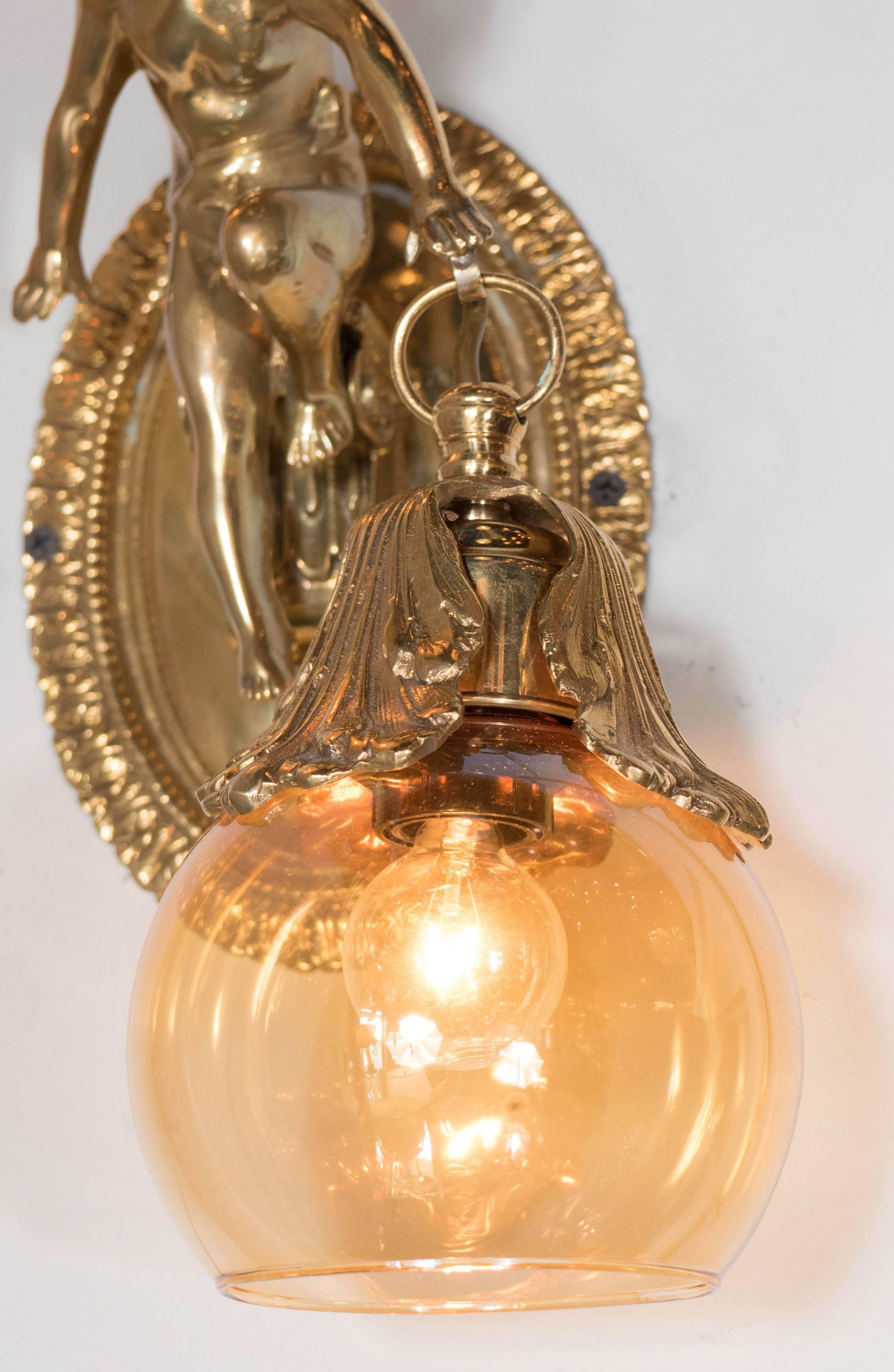 Classic Pair of Brass Cherub Sconces with Cognac Globes  In Excellent Condition In New York, NY