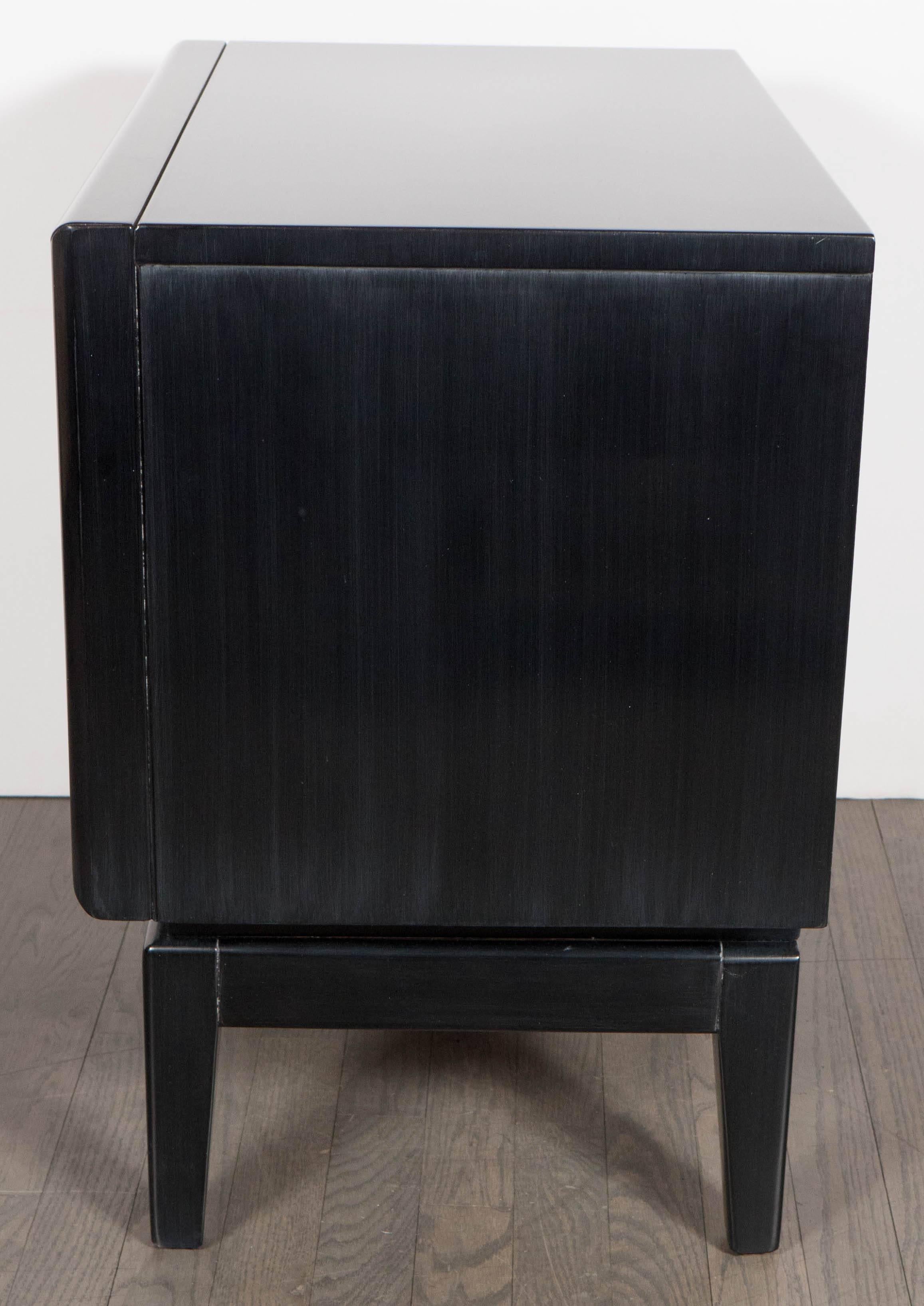 Pair of Mid-Century Modernist Cubist Nightstands with Angular Fronted Drawers In Excellent Condition In New York, NY