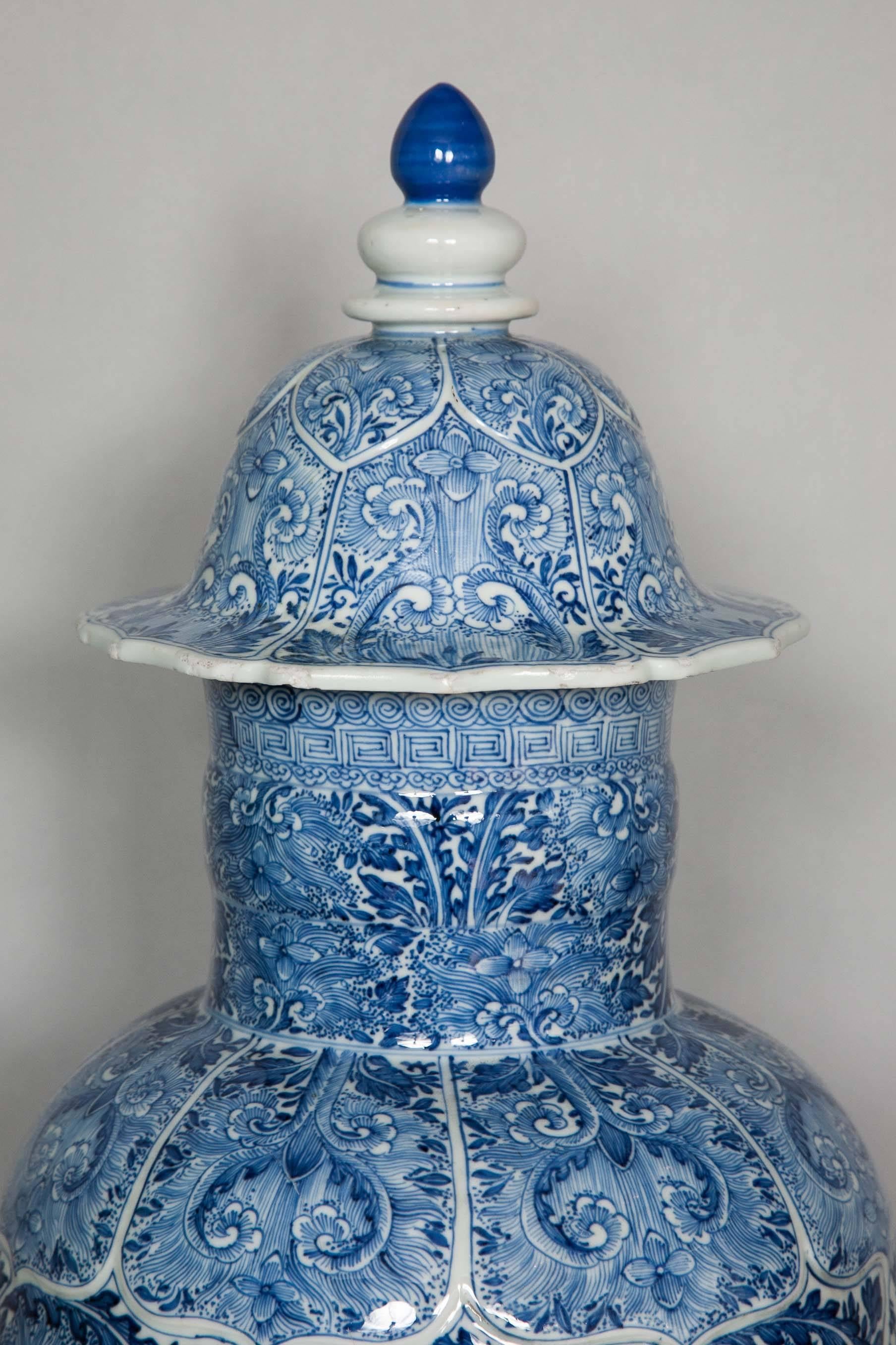 17th Century Chinese Blue and White Vase, circa 1700 For Sale