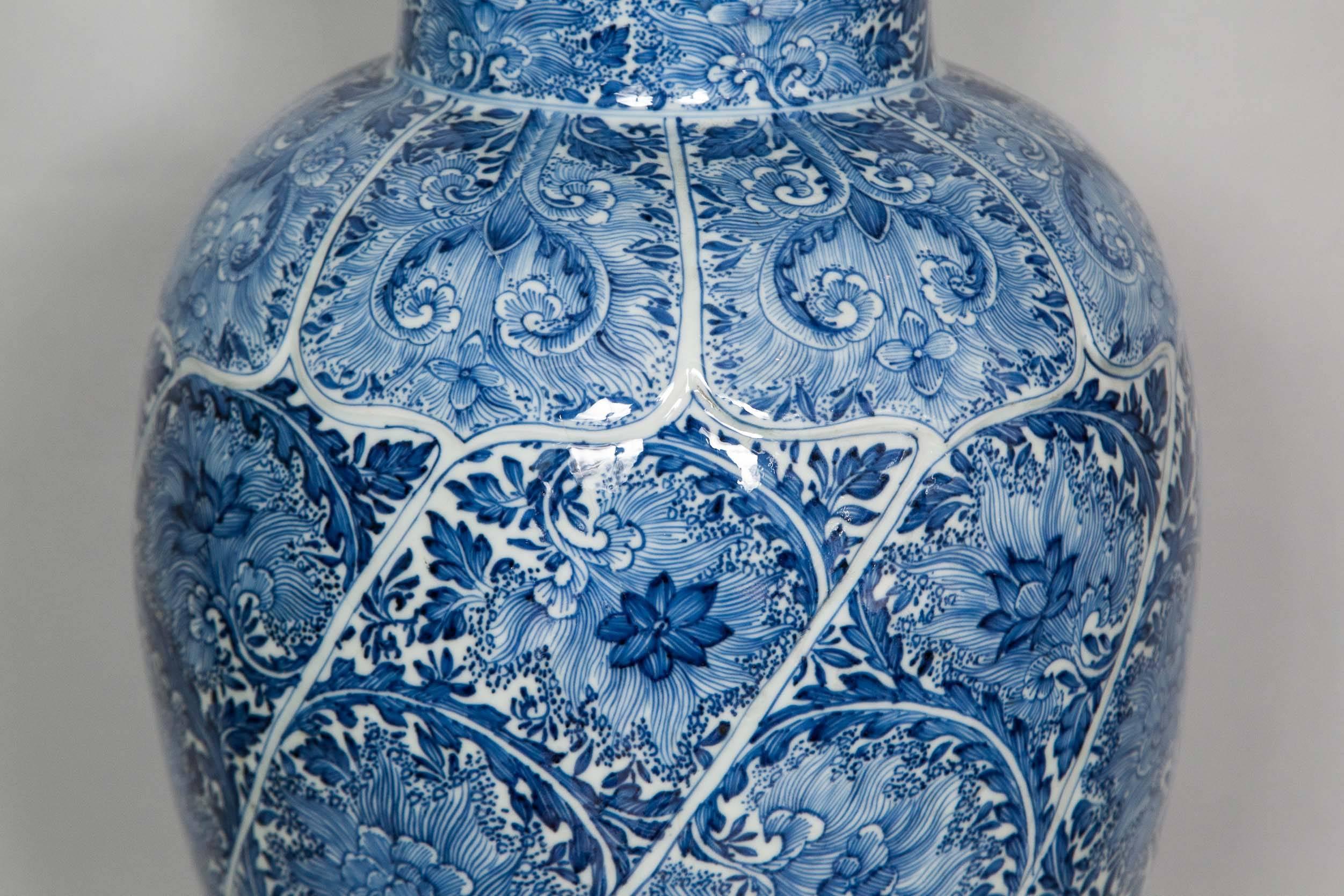 A beautiful example of Chinese Kangxi (1662-1722) porcelain lidded vase dating from circa 1700, painted in under glaze blue with an intricate pattern of scrolling flowers.
The top of the finial has been restored (blue bit)
the body with a hardly