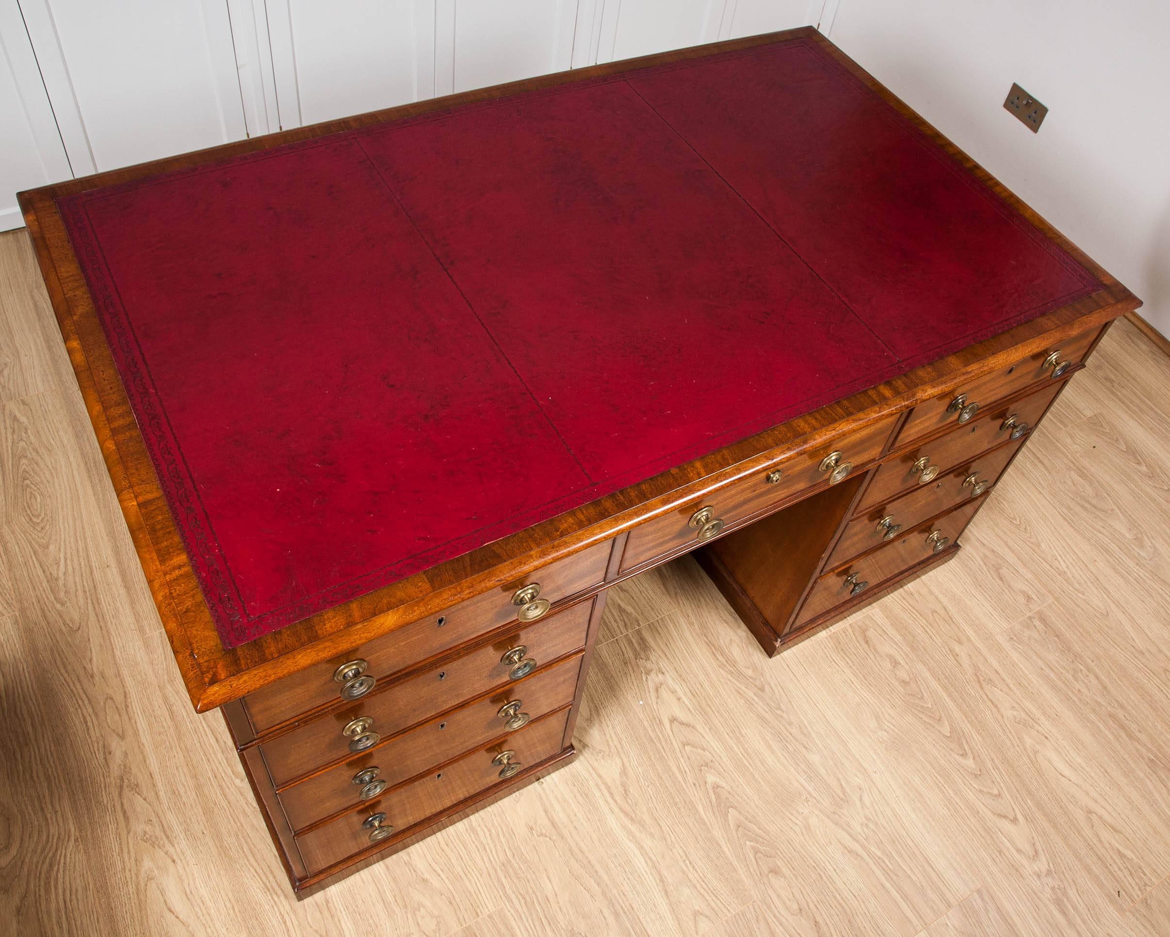 English Regency Period Early 19th century Mahogany Partners Desk with drawers both sides For Sale