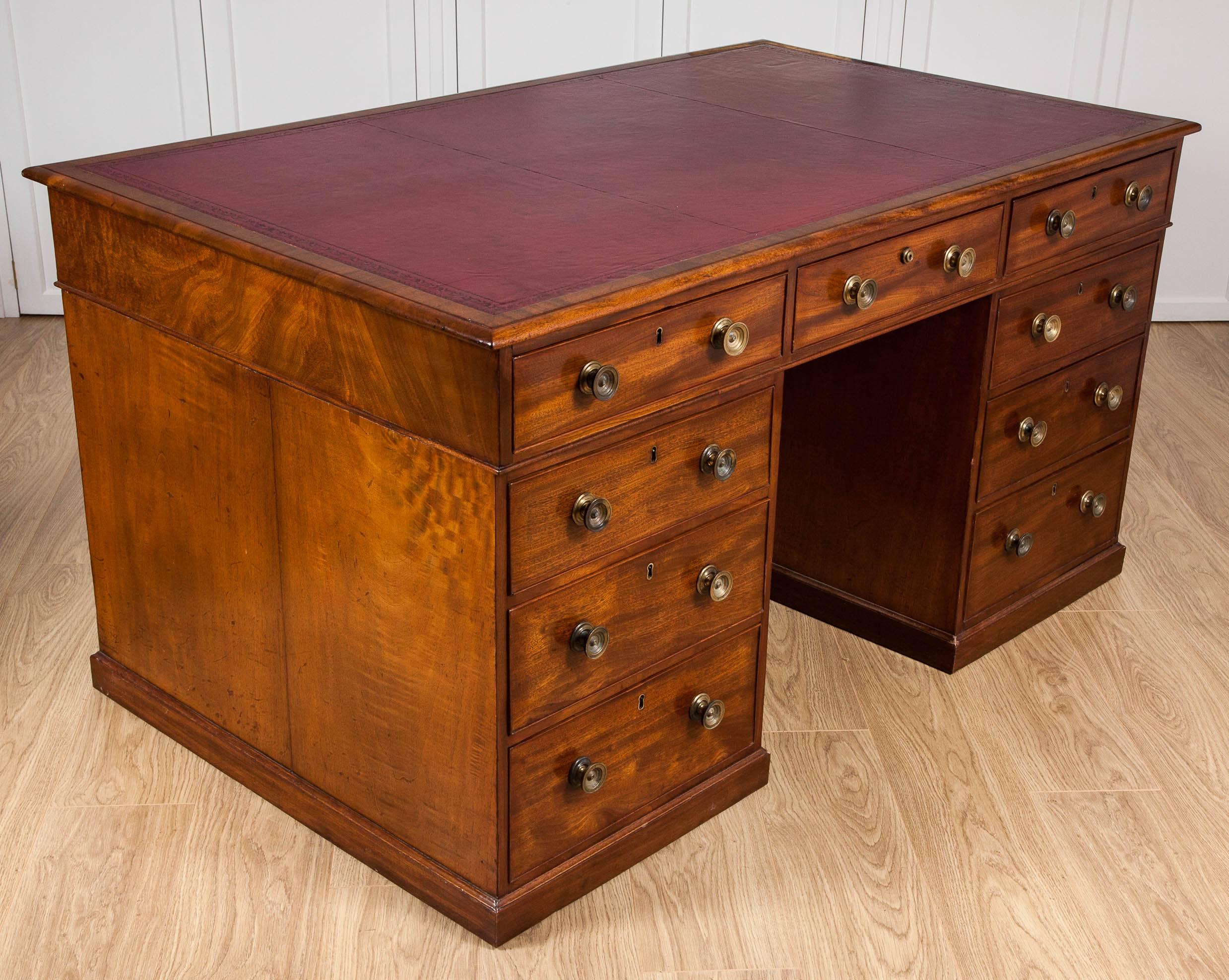 Regency Period Early 19th century Mahogany Partners Desk with drawers both sides In Excellent Condition For Sale In London, GB