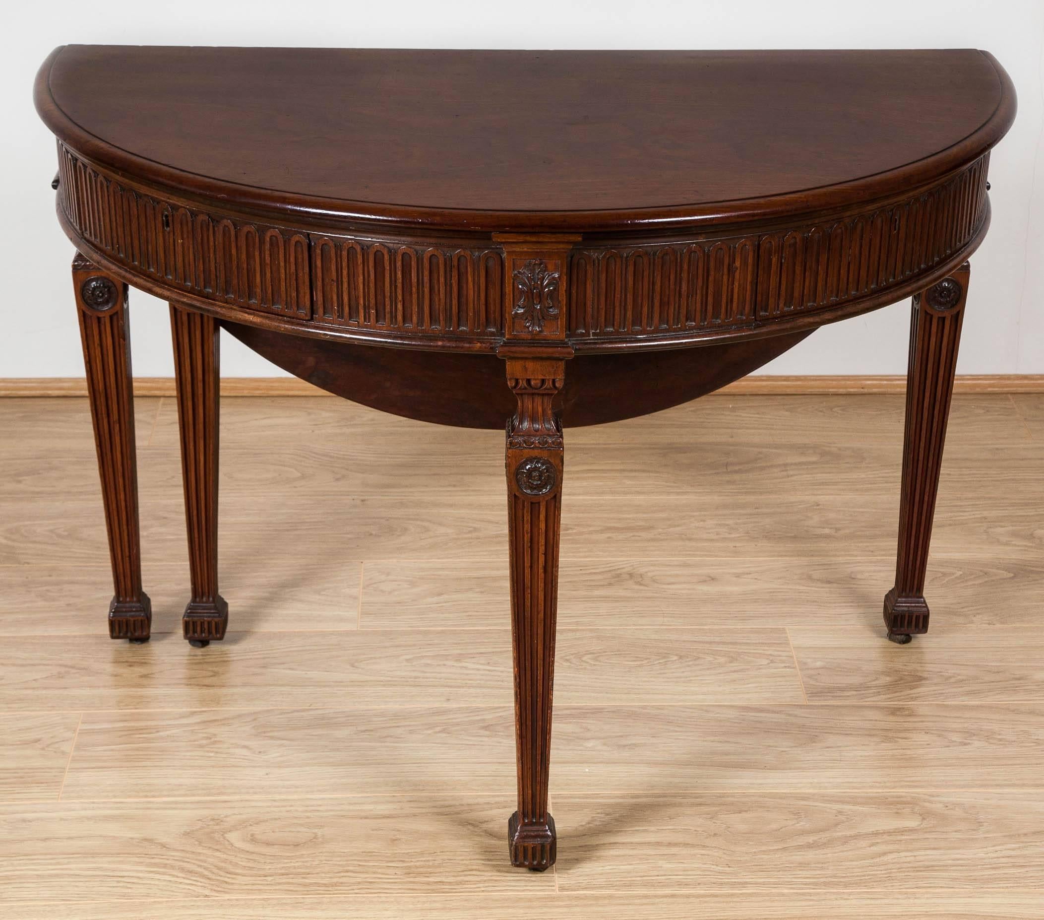 Hand-Carved George III Period Architect-Designed Mahogany Circular Folding Side Table For Sale