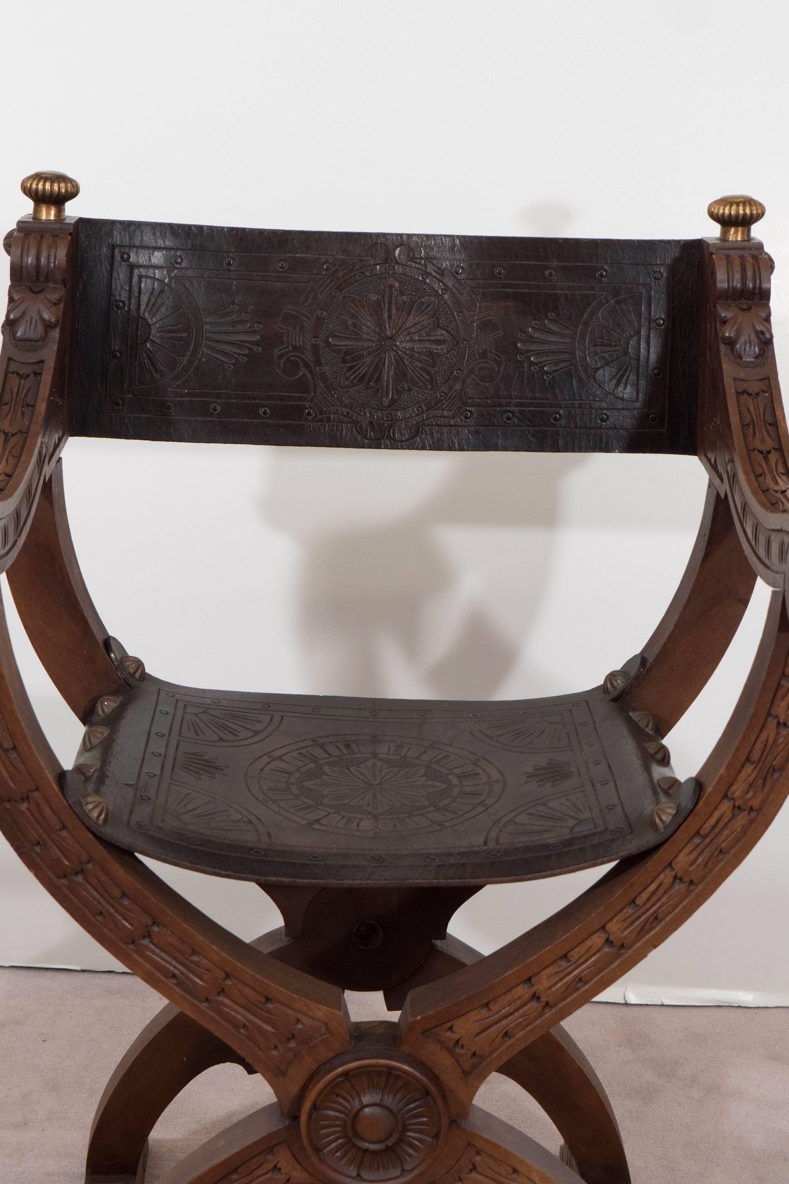 Mid-Century Italian Savonarola Folding Armchair in Carved Walnut and Leather In Good Condition In New York, NY