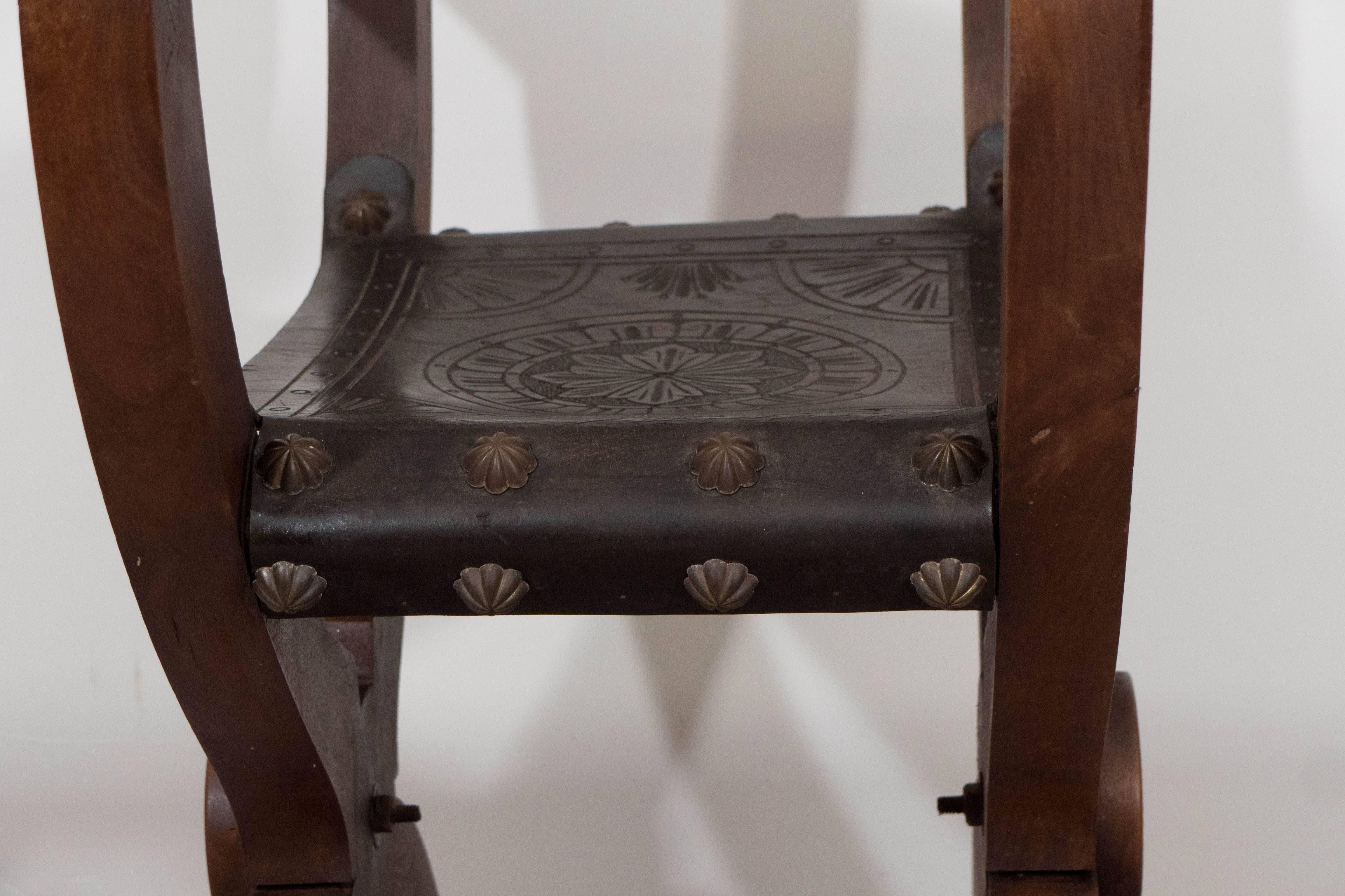 Mid-Century Italian Savonarola Folding Armchair in Carved Walnut and Leather 2