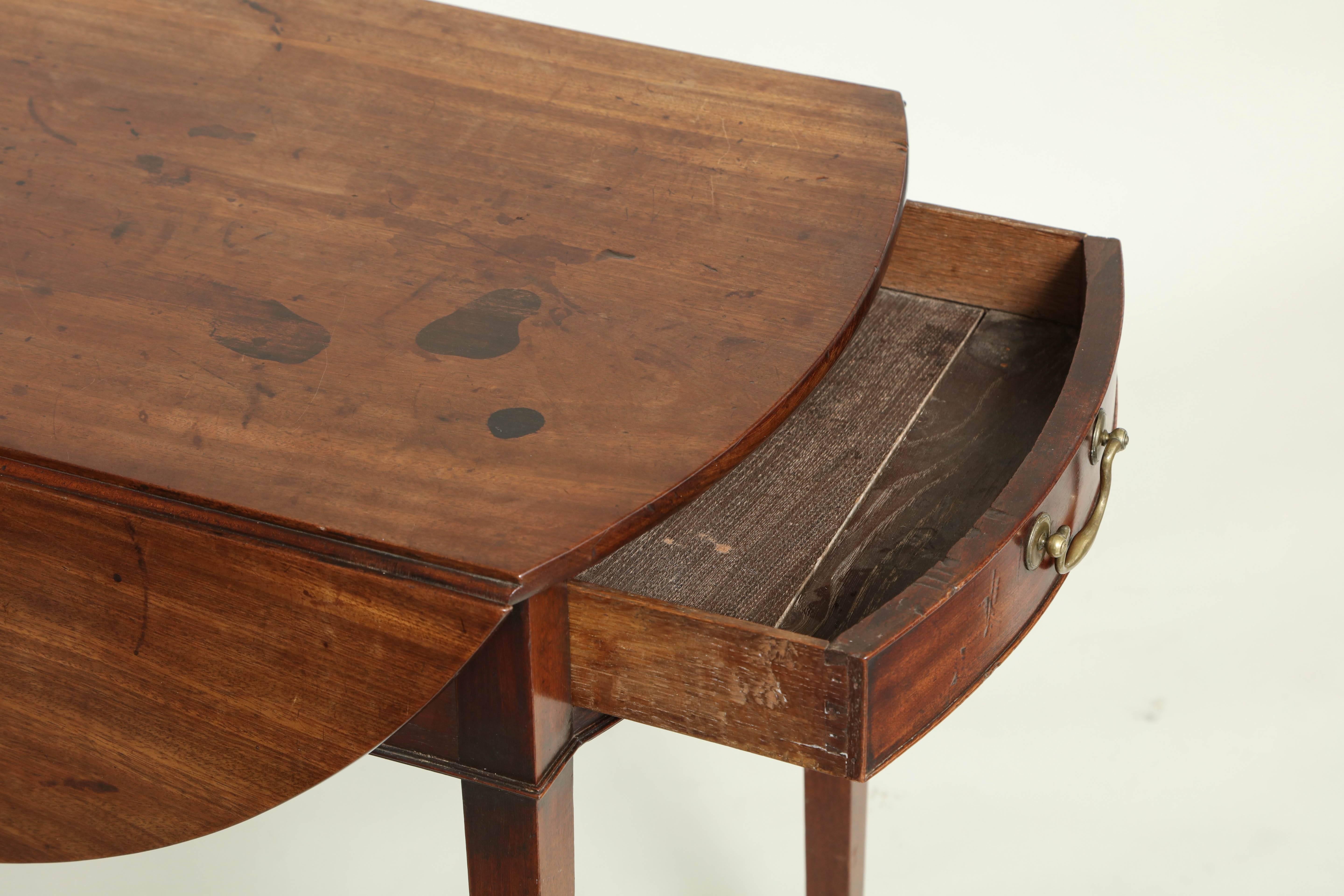 Mahagoni-Pembroke-Tisch aus der Zeit von Georg III. (Spätes 18. Jahrhundert) im Angebot