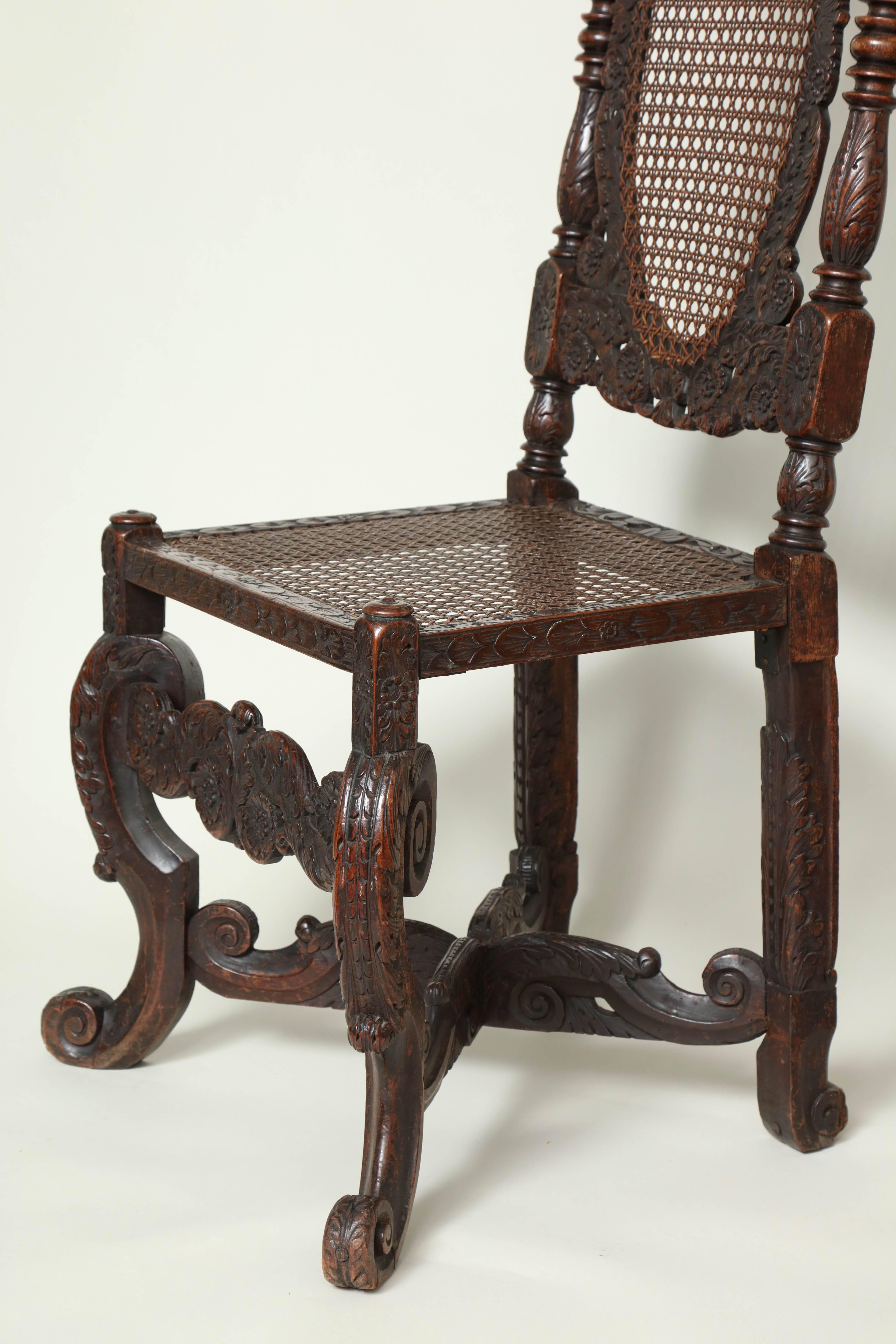 Rare paire de chaises de salon James II en noyer en vente 2