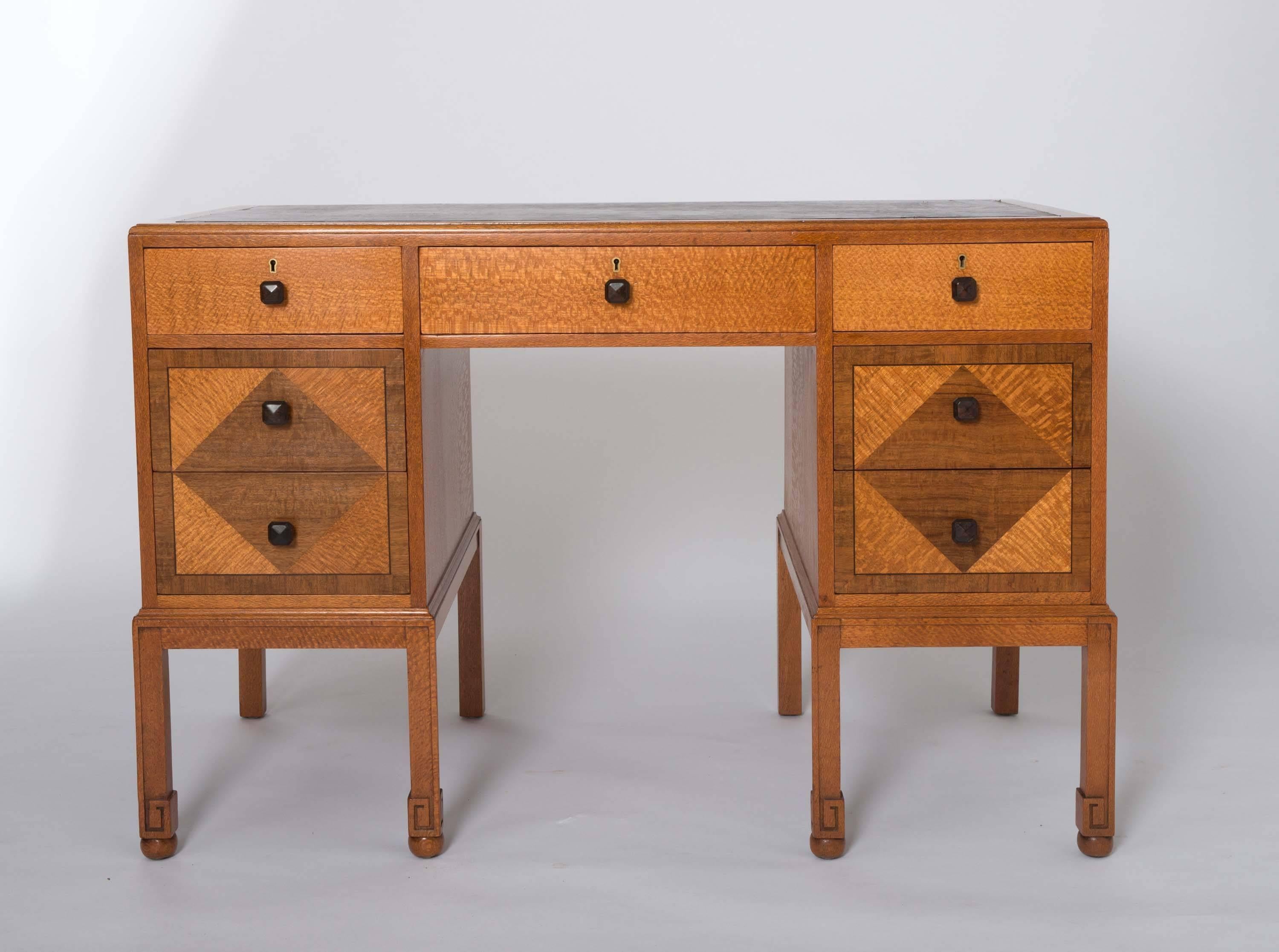 A rare desk by Heals of London.
Veneered with lacewood in diagonal parquetry.
Original leather inset top with and ebonized octagonal pulls.
Ebonized stringing,
England, circa 1920.
Numbers 466 impressed to back.
Measures: 79.5 cm H x 114 cm W x 60.5