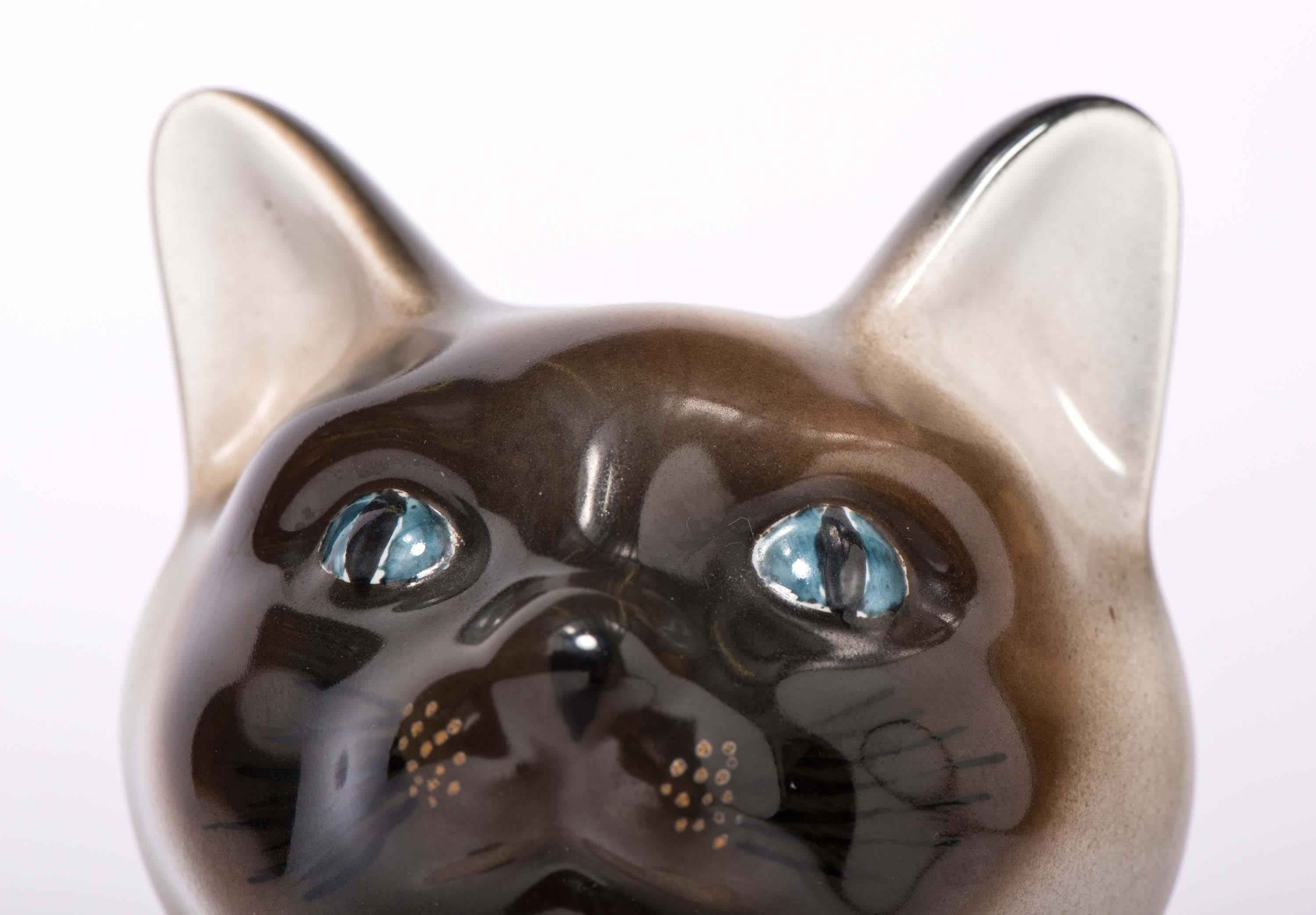 A porcelain model of a seated Siamese cat by Piero Fornasetti.
“Gatto”
Marked Fornasetti.
Italy, circa 1980.
Measures: 30 cm high x 20 cm deep x 15 cm wide.
 