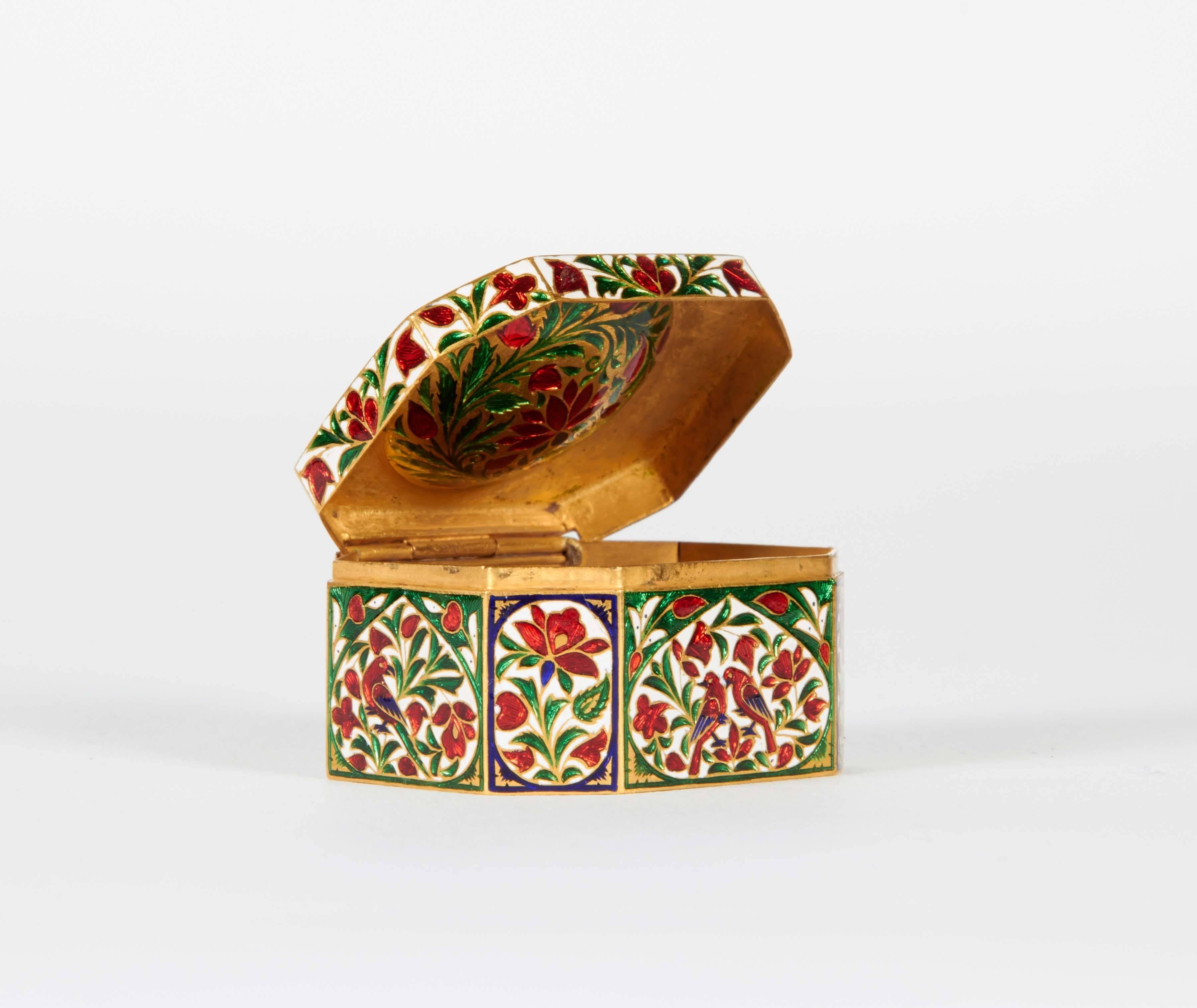 22-Karat Indian Gold Enamel and Diamond Pill Snuff Box Jaipur Mughal Style In Excellent Condition In New York, NY