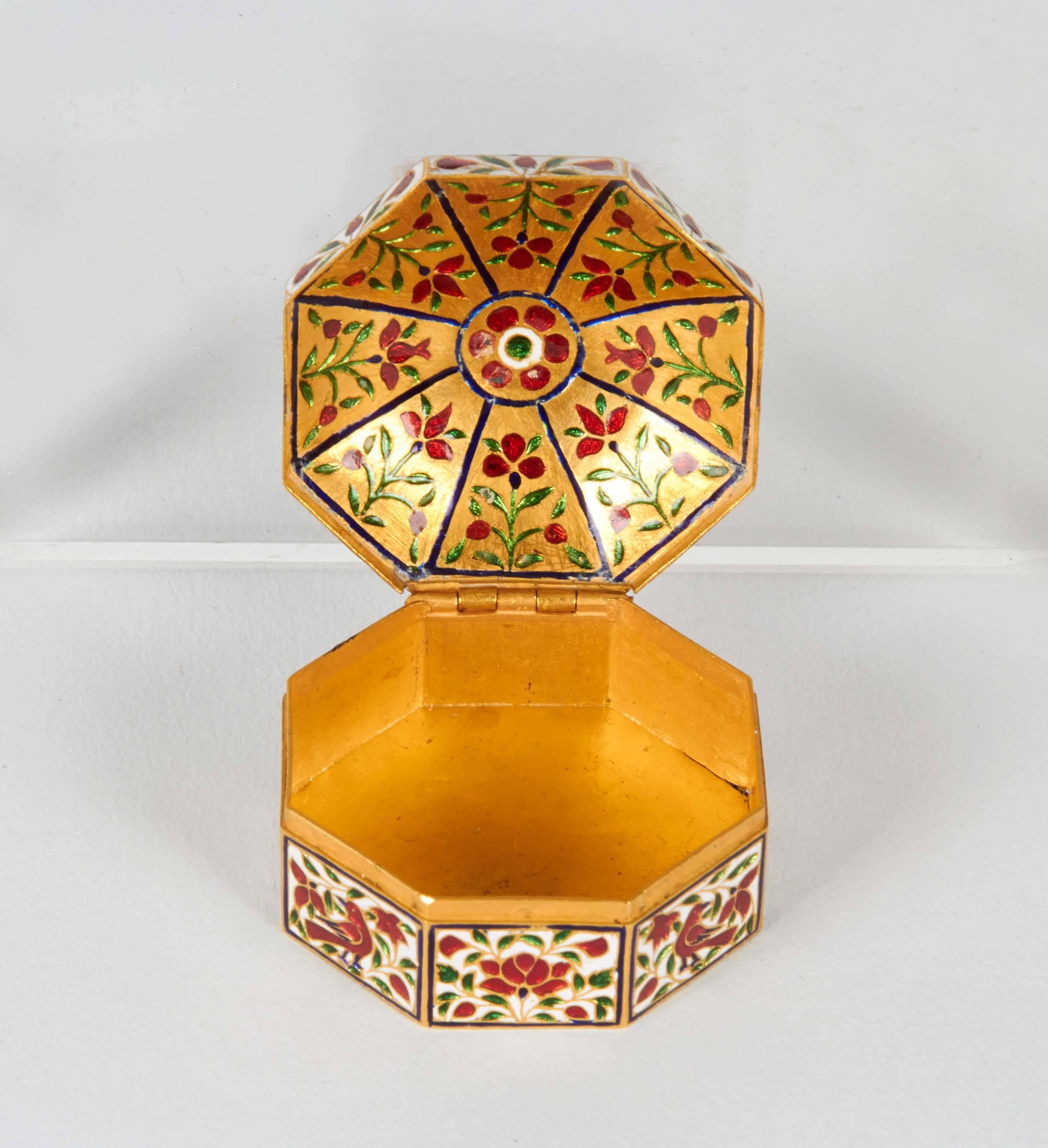 20th Century 22-Karat Indian Gold Enamel and Diamond Pill Snuff Box Jaipur Mughal Style