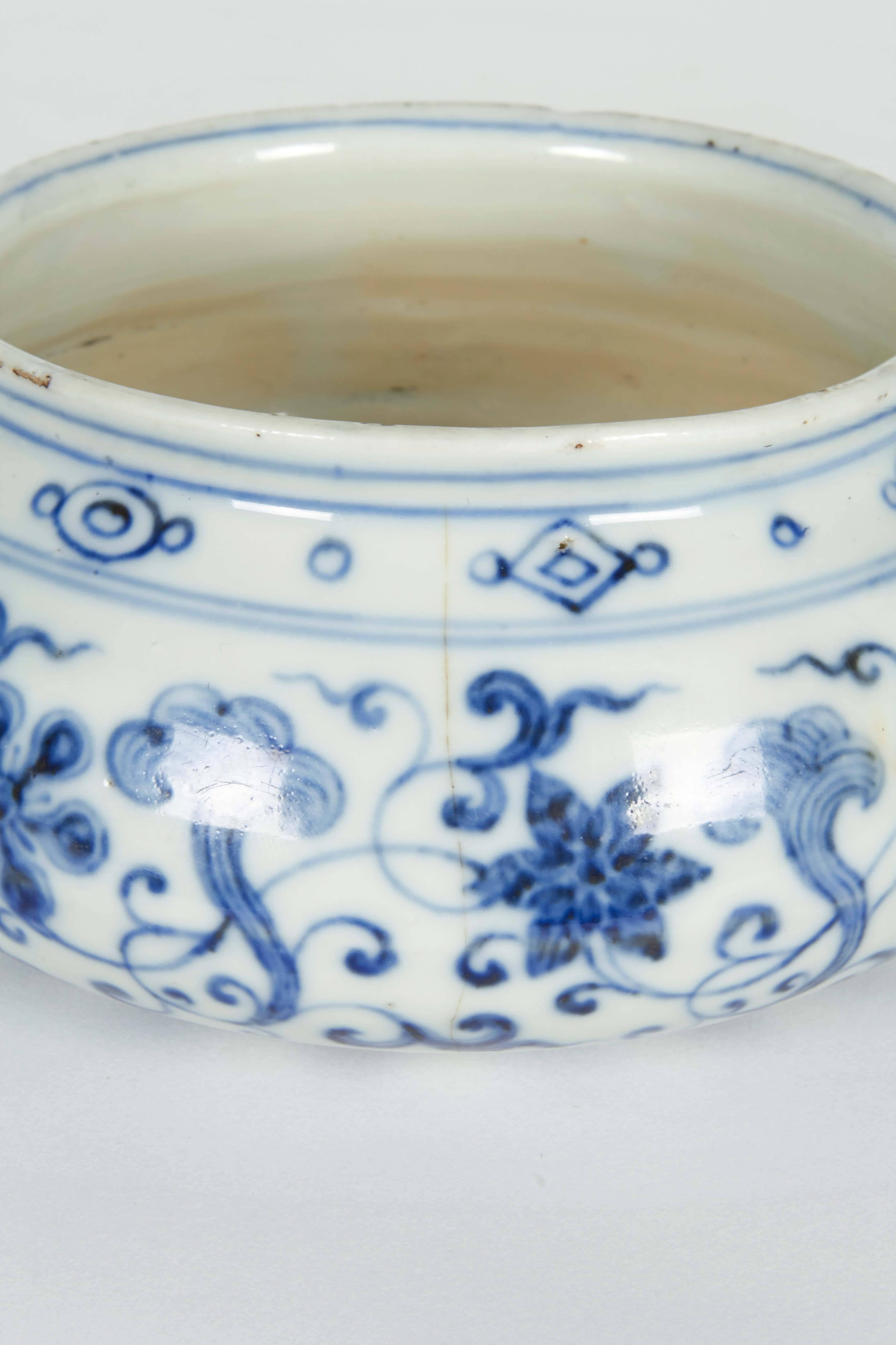 Chinese Ming Dynasty Blue and White Porcelain Bowl In Good Condition In New York, NY