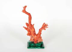 Feine chinesische geschnitzte Korallenfigur von Guanyin und Drache auf Malachit, signiert