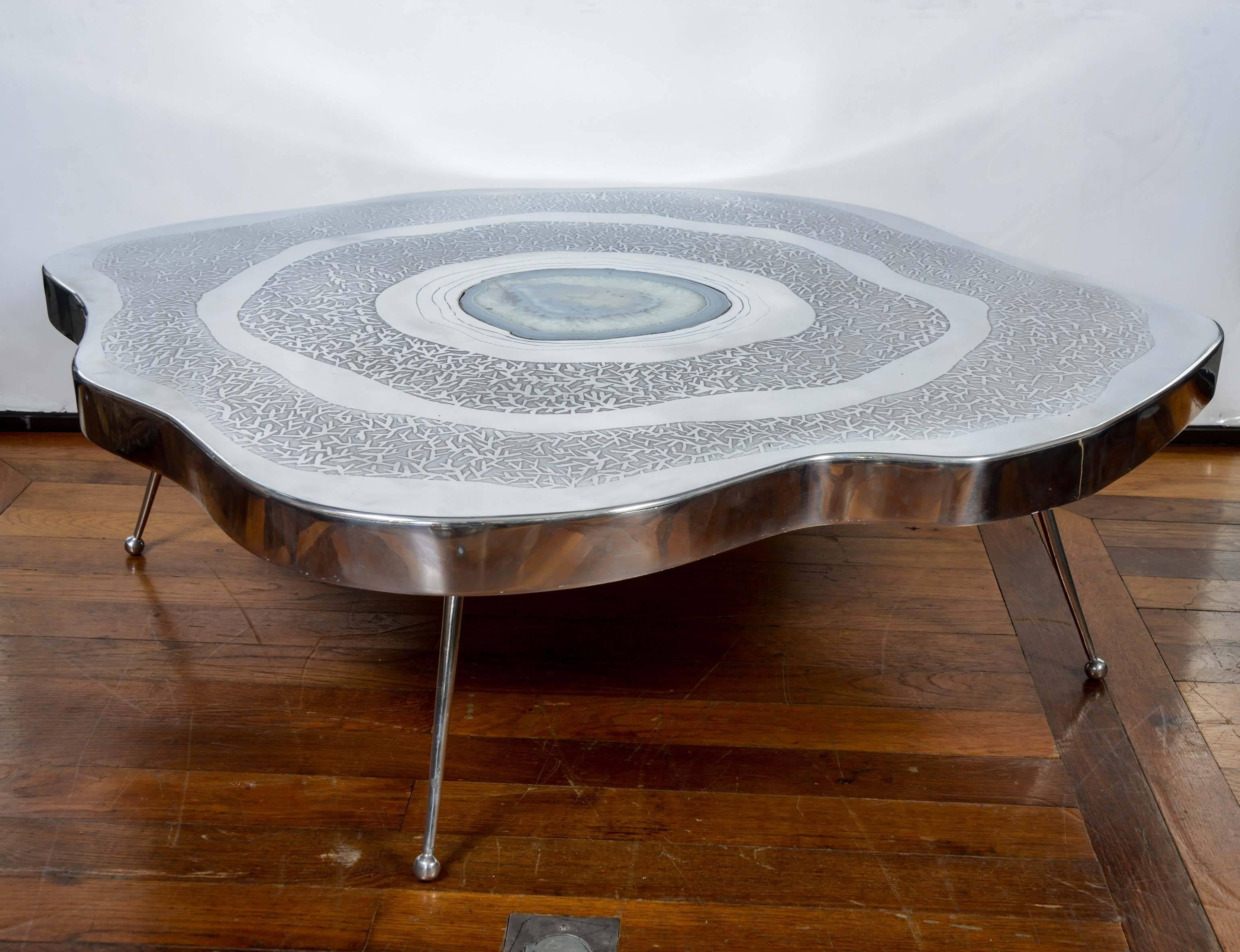 Low table with a cloud shape, engraved aluminium and agate, four metal feet. Creation by Galerie Glustin.