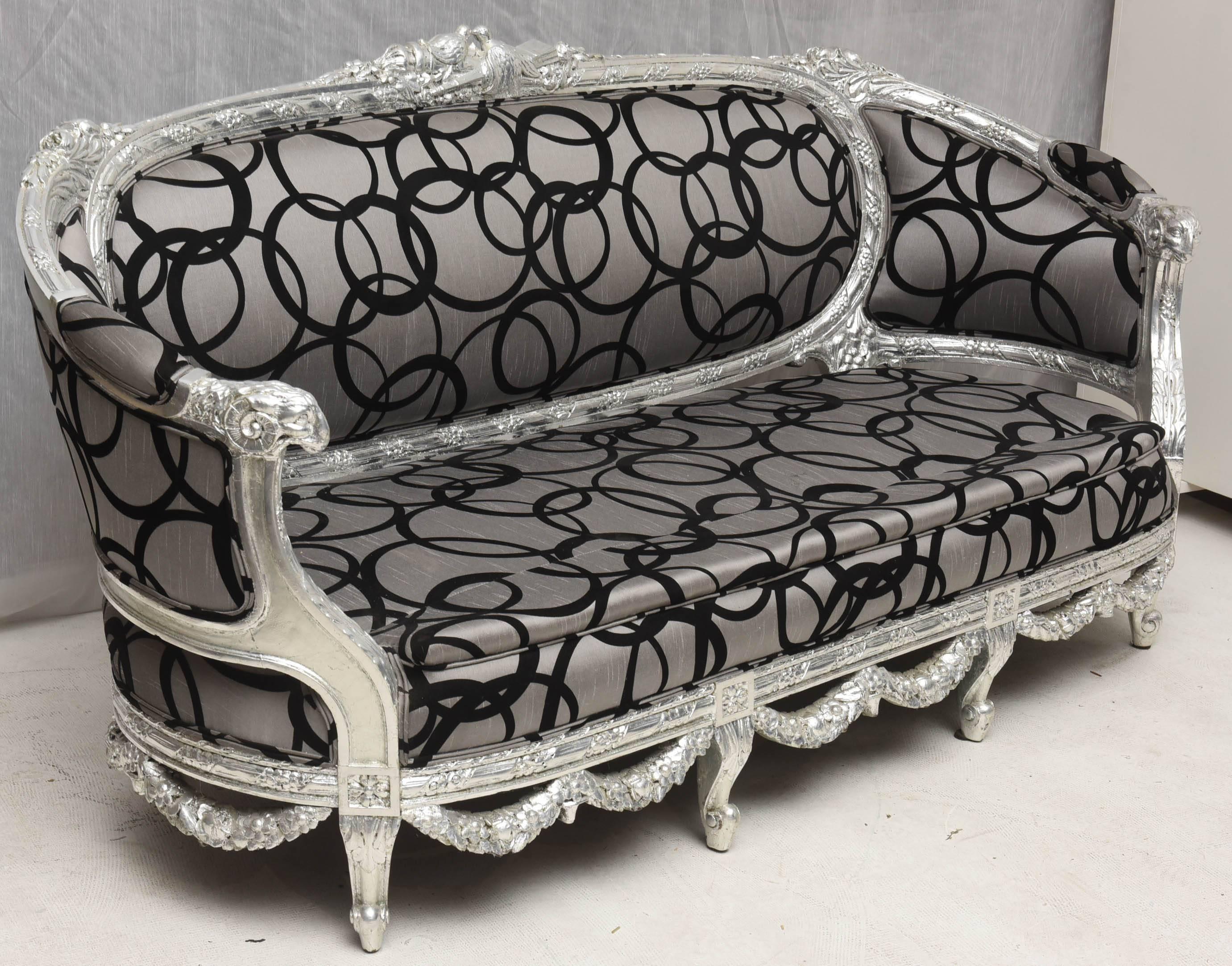 Wedding sofa, West indies style, circa 1870 in solid mahogany, amazing carved wood, representing two loved birds in the upper central back part.
In the French Louis XV Baroque style.
The contemporary fabric makes the piece unusual. But it could be