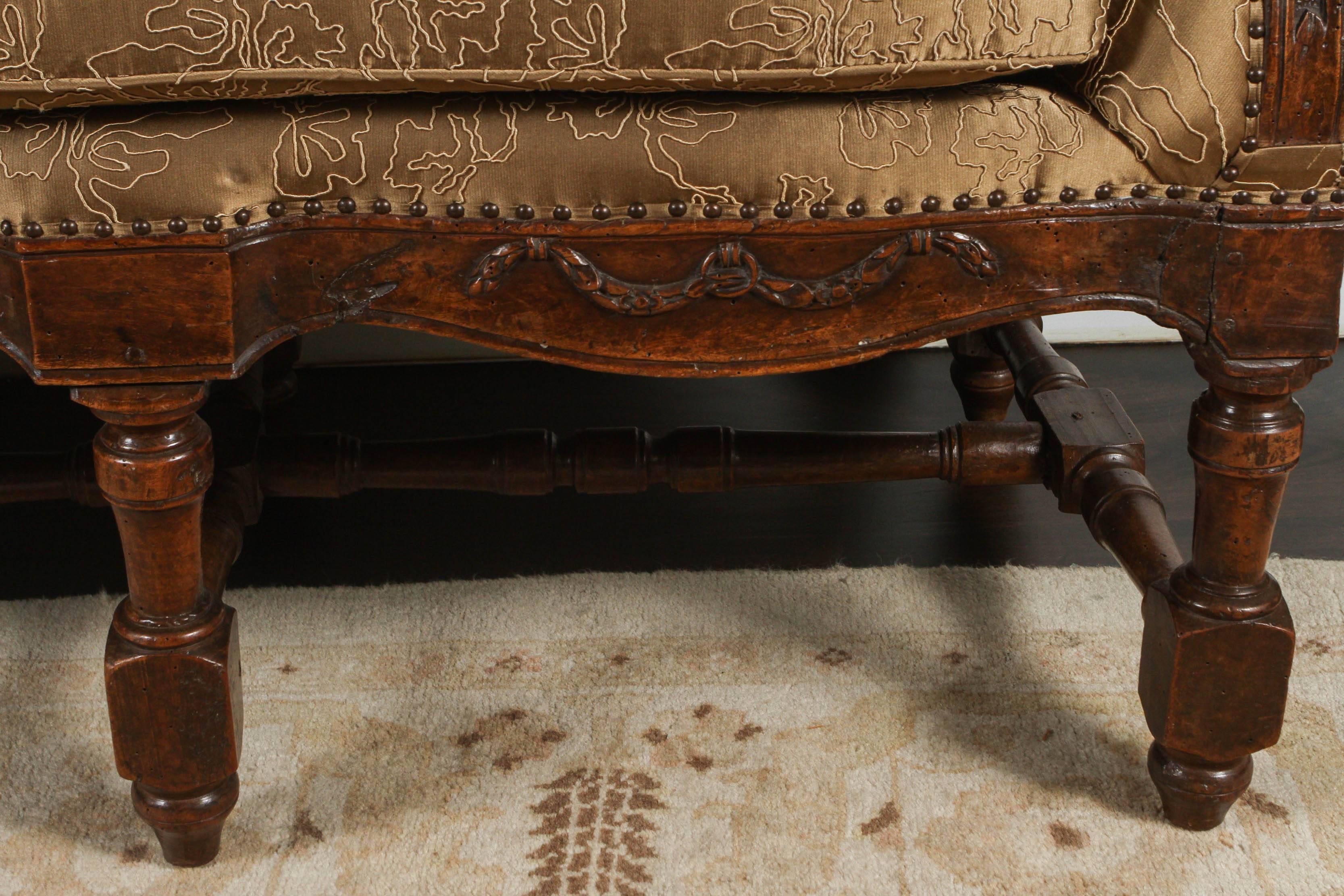 18th Century French Carved Walnut Canapé Sofa In Excellent Condition In Los Angeles, CA