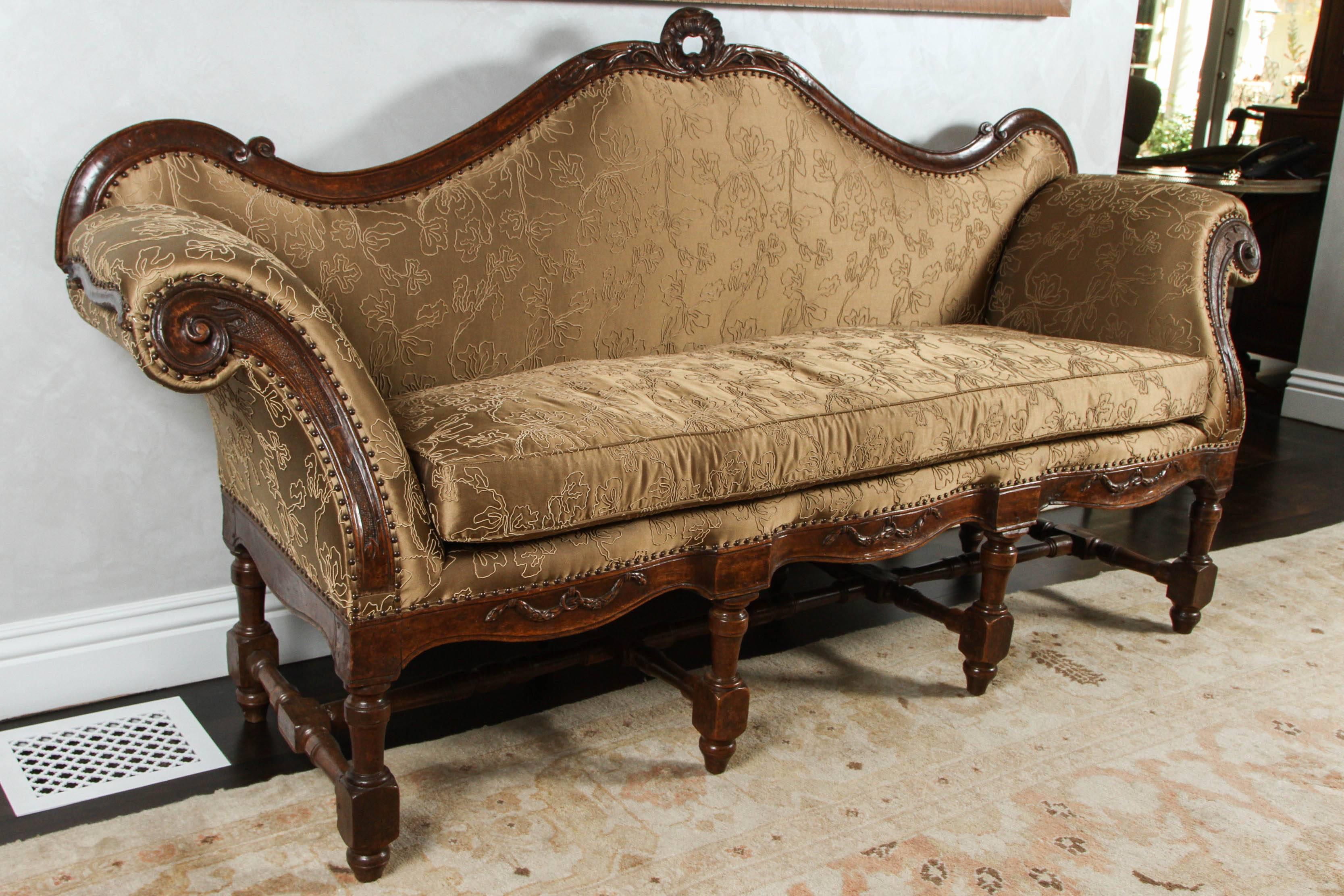 18th Century French Carved Walnut Canapé Sofa 3